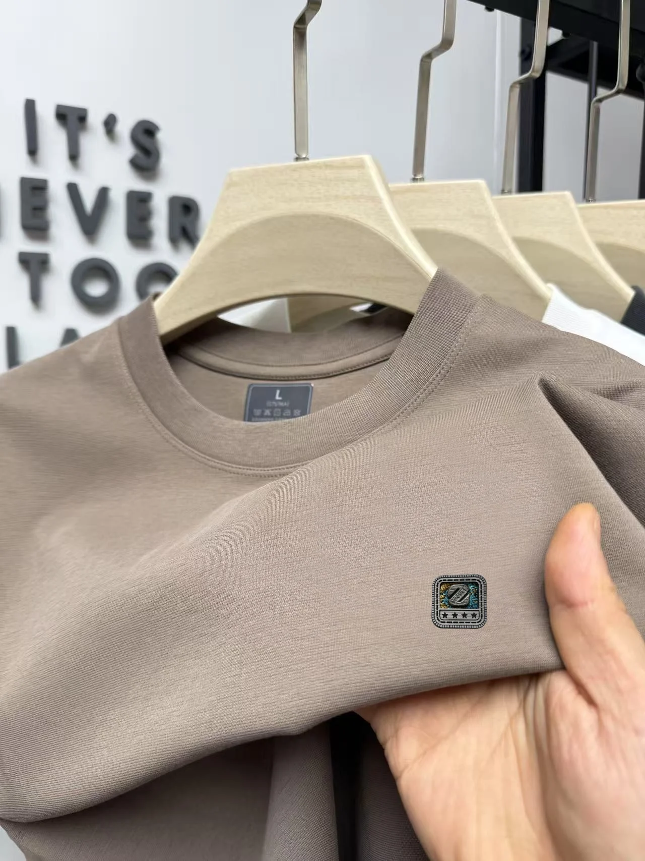 Designer style brand fashionable men's summer short sleeved T-shirt business casual comfortable T-shirt finely crafted round top
Designer style brand fashionable men's summer short sleeved T-shirt business casual comfortable T-shirt finely crafted round top