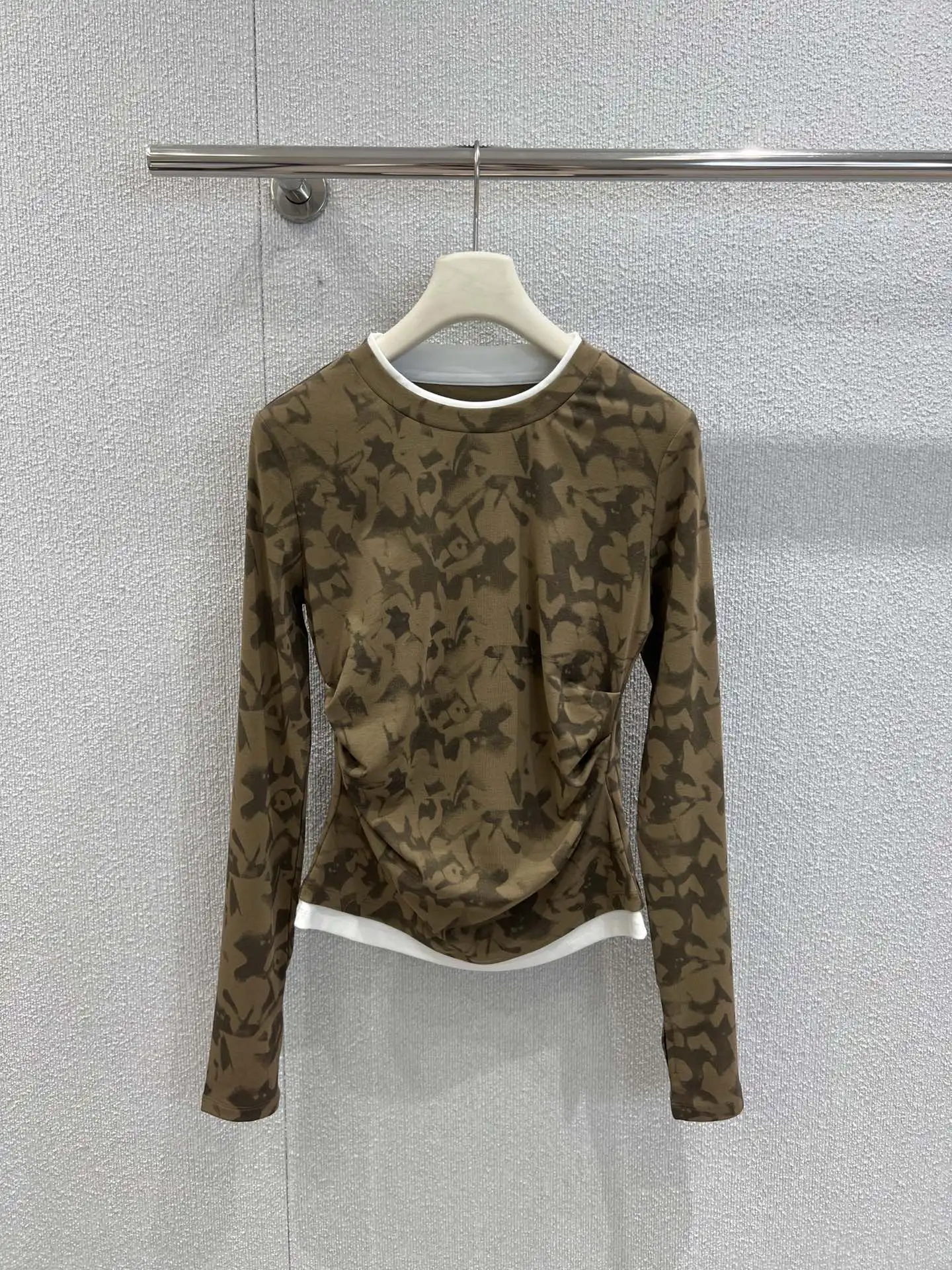 Новое поступление ранней осени 2025 года, футболка с открытой спиной и длинными рукавами с принтом художника 331
Новое поступление ранней осени 2025 года, футболка с открытой спиной и длинными рукавами с принтом художника 331