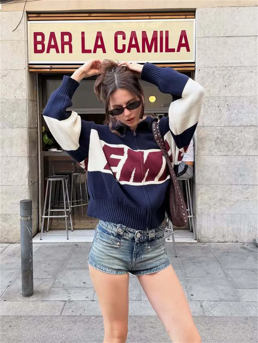Retro Spliced Zipper Knitted Sweater Women Fashion Stand Collar Long Sleeve Loose Short Cardigan Lady Y2k Letter Knitwear
Retro Spliced Zipper Knitted Sweater Women Fashion Stand Collar Long Sleeve Loose Short Cardigan Lady Y2k Letter Knitwear