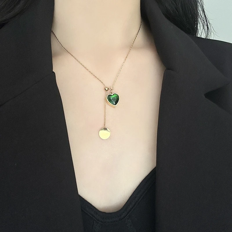 Luxury Titanium Steel Heart Necklace with Adjustable Green Diamond Design for Women Colorful Lockbone Chain Trendy
Luxury Titanium Steel Heart Necklace with Adjustable Green Diamond Design for Women Colorful Lockbone Chain Trendy