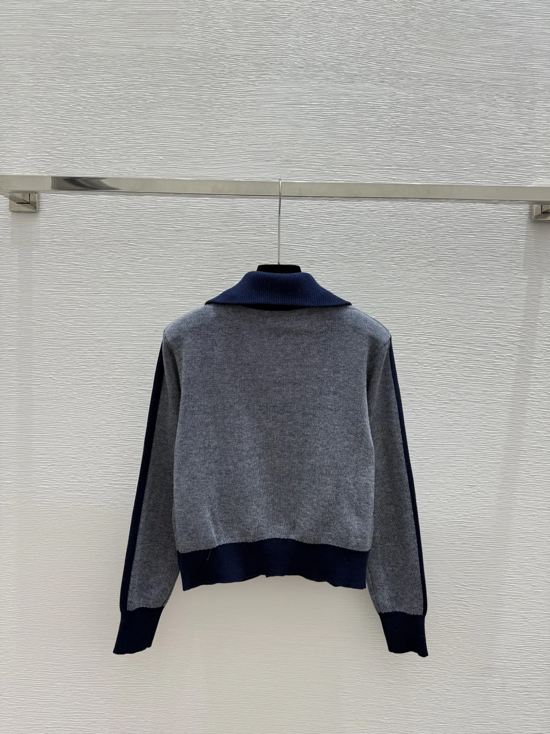 25 autumn and winter new women's clothing high-end quality versatile lapel knitted long sleeved contrasting sweater jacket
25 autumn and winter new women's clothing high-end quality versatile lapel knitted long sleeved contrasting sweater jacket