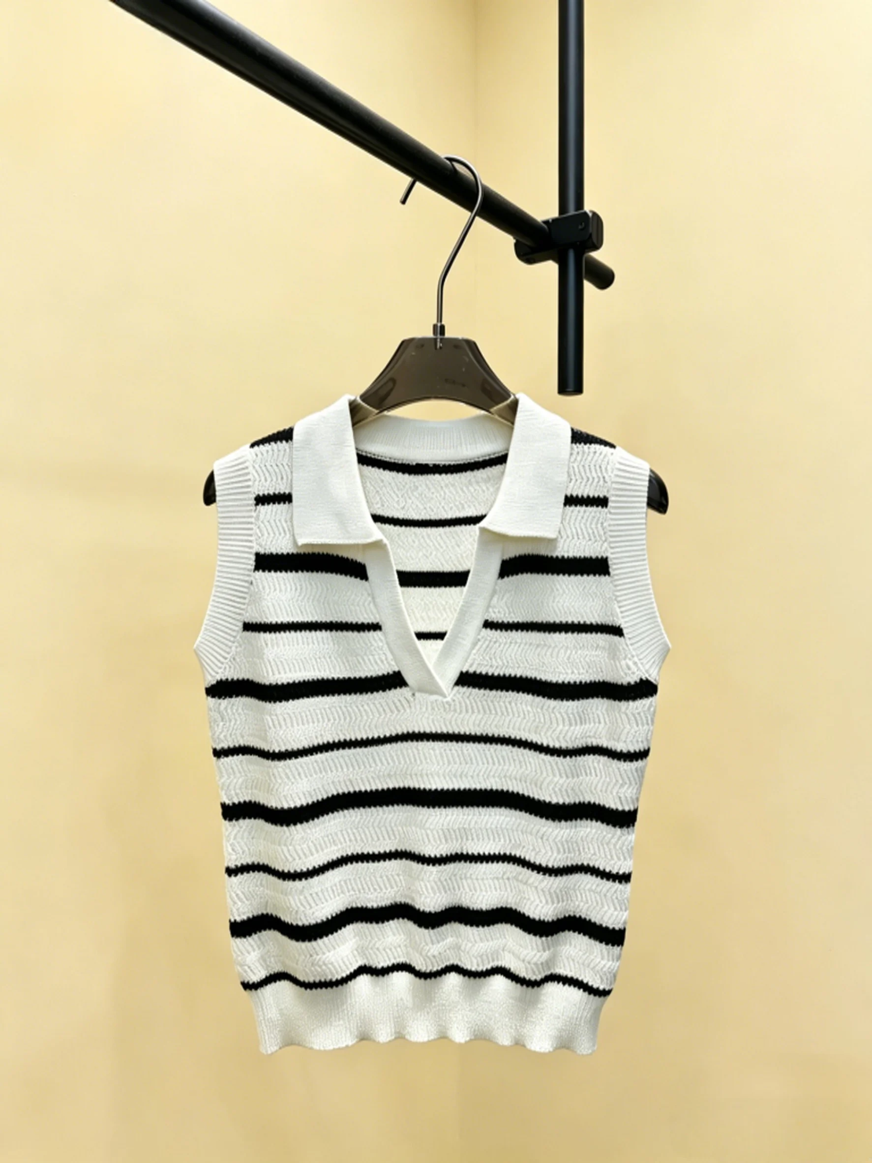 2026 New Style WomenS Black And White Striped Vest Size S Fashion Classic Code 016
2026 New Style WomenS Black And White Striped Vest Size S Fashion Classic Code 016