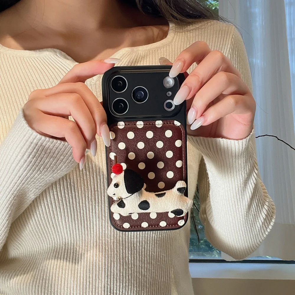 Burgundy polka dot simple fabric cute dog stand phone case, suitable for iPhone 14/15/16/17ProMax,new shockproof protective case
Burgundy polka dot simple fabric cute dog stand phone case, suitable for iPhone 14/15/16/17ProMax,new shockproof protective case