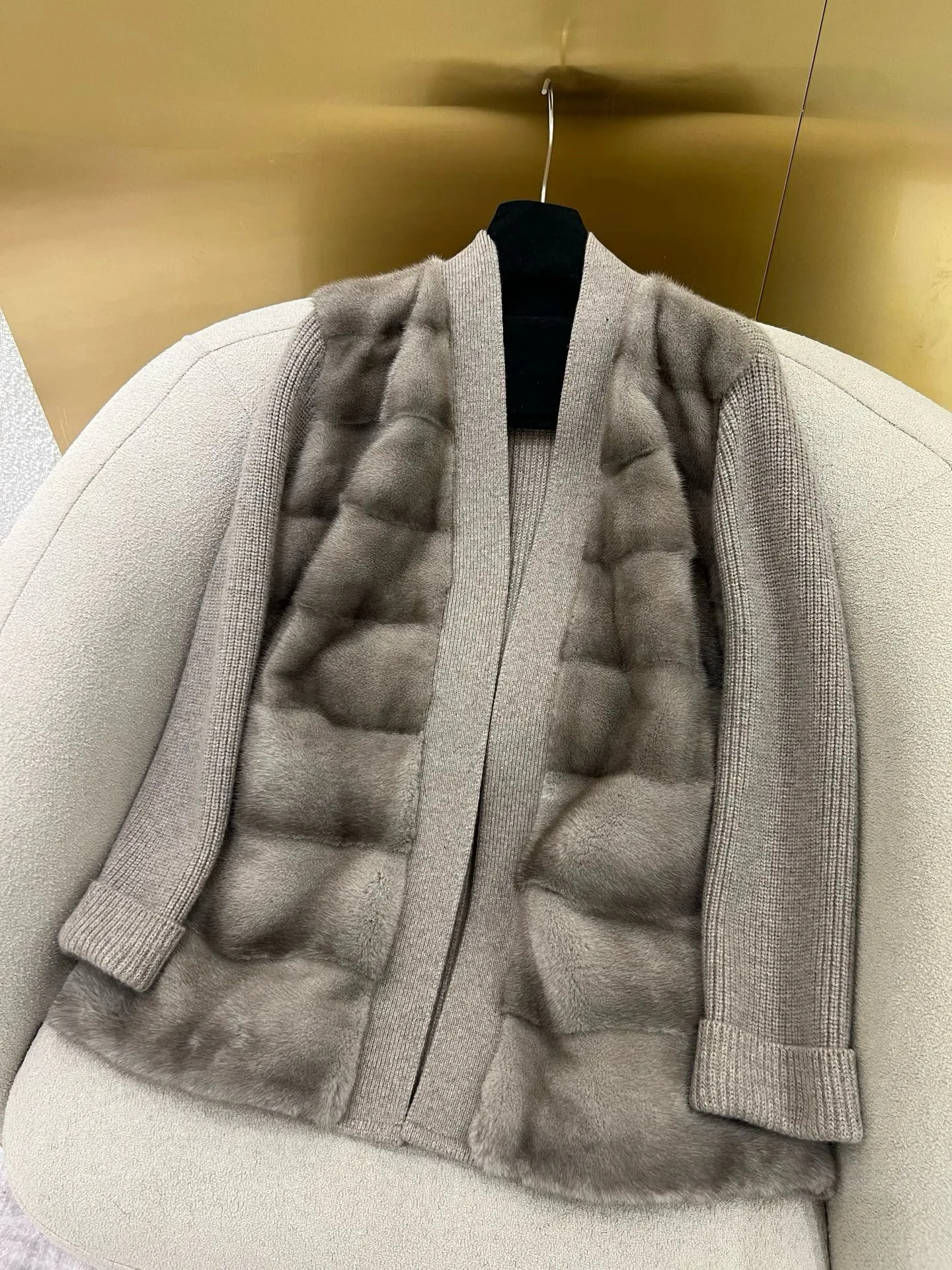 Элегантный кашемировый кардиган с натуральным мехом норки.
Элегантный кашемировый кардиган с натуральным мехом норки.