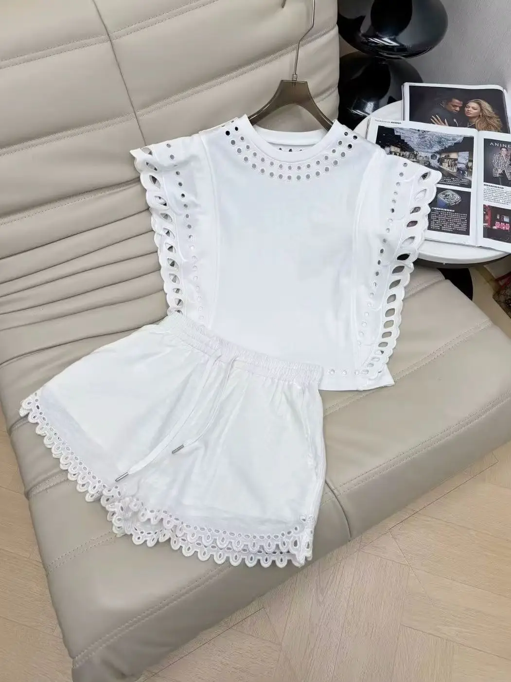 Breathable comfortable cotton lace-edged top and lace trim short pants with elastic waist
Breathable comfortable cotton lace-edged top and lace trim short pants with elastic waist