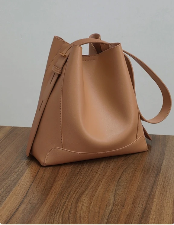 Bucket bag genuine leather shoulder bag first layer cowhide commuter women's bag
Bucket bag genuine leather shoulder bag first layer cowhide commuter women's bag