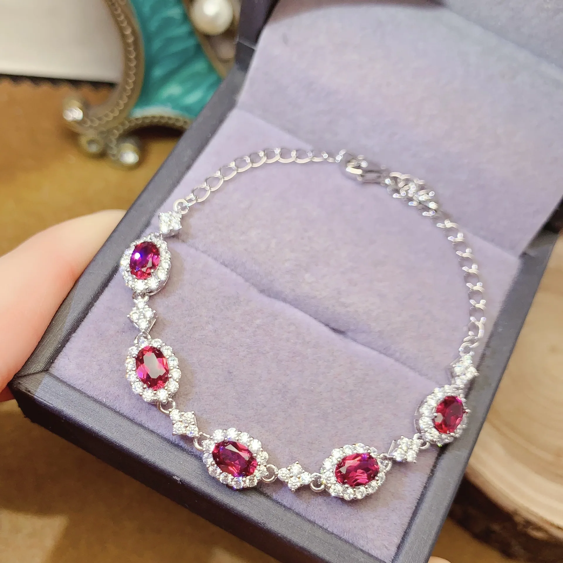 925 Sterling silver natural 4x6mm magnesium aluminum garnet Gemstone girls simple bracelet to send girlfriend New Year birthday
925 Sterling silver natural 4x6mm magnesium aluminum garnet Gemstone girls simple bracelet to send girlfriend New Year birthday