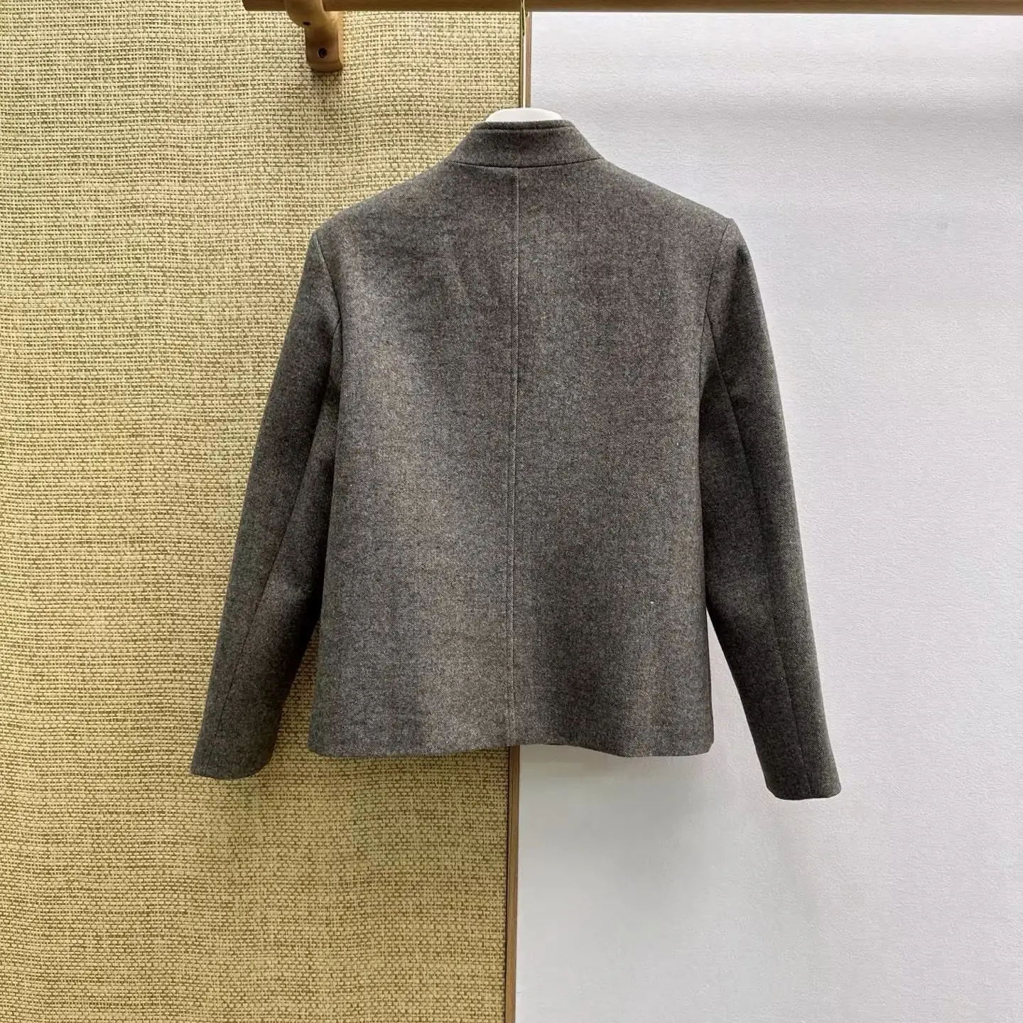 2026 Women Clothes Early Spring Wear Wool Fabric Chinese Stand Collar Jacket Retro Style Casual Comfortable Versatile
2026 Women Clothes Early Spring Wear Wool Fabric Chinese Stand Collar Jacket Retro Style Casual Comfortable Versatile