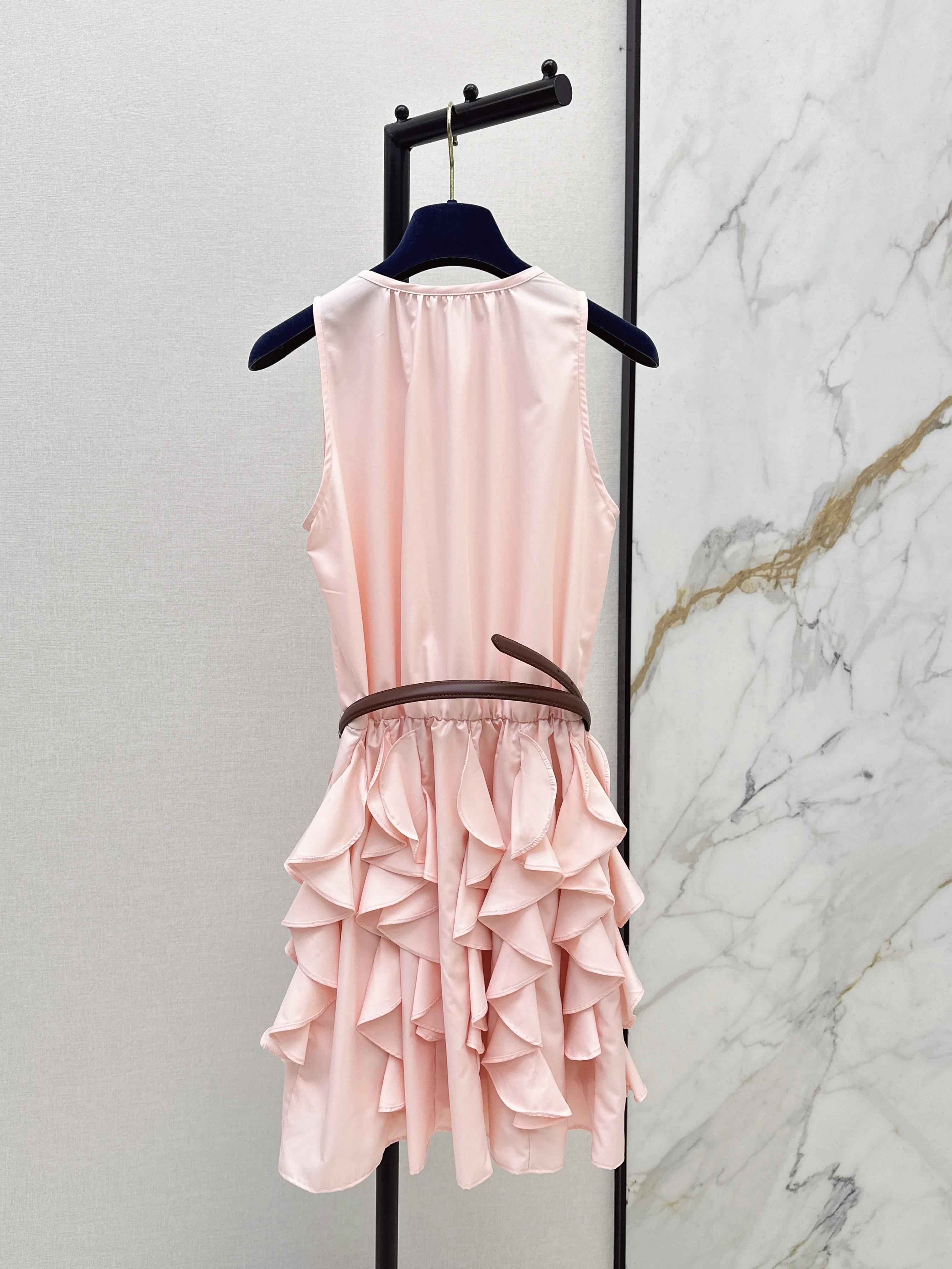 2026 Summer Women's Sleeveless Round Neck Belted Waist Ruffle Dress Slim Fit Gentle Style Mini Dress ZX185107
2026 Summer Women's Sleeveless Round Neck Belted Waist Ruffle Dress Slim Fit Gentle Style Mini Dress ZX185107