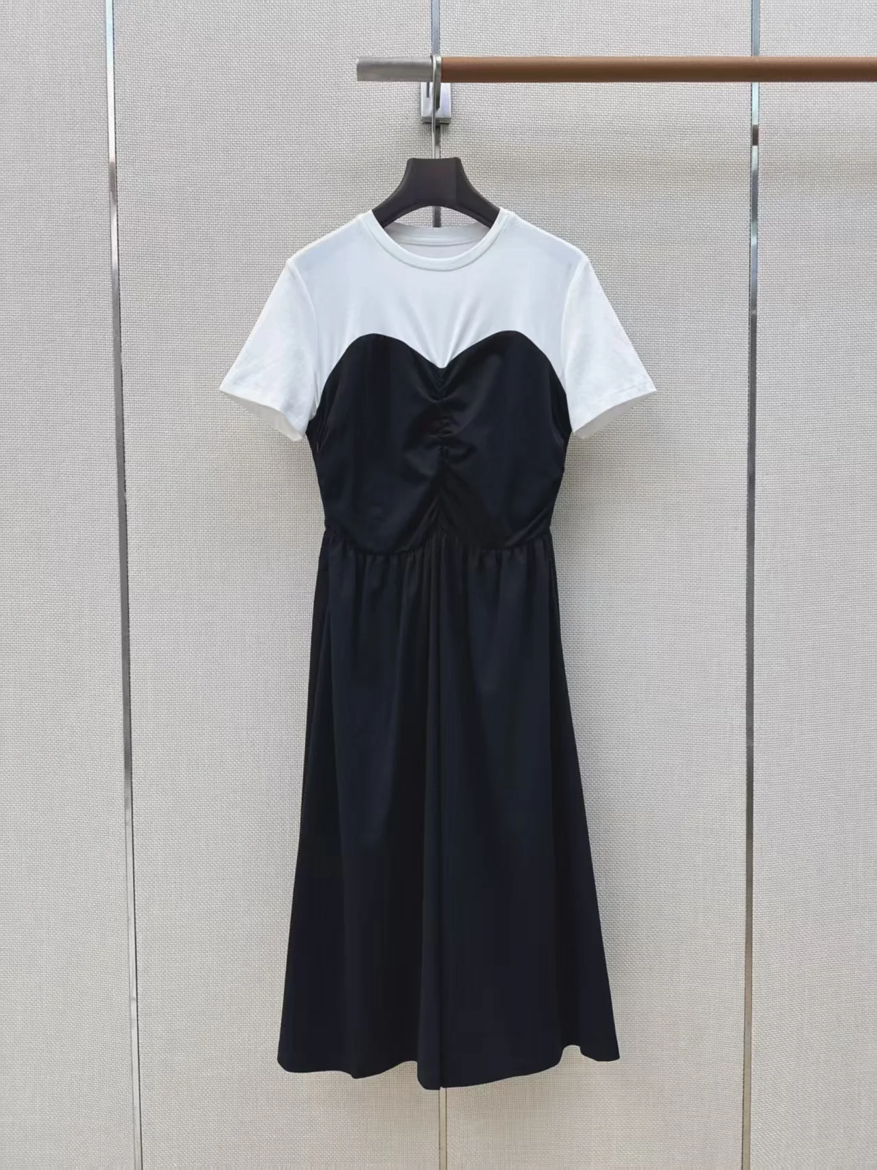 Women New Summer Fashion Contrast Color Splicing White Black Sleeve Slim Round Collar Ruched Embroidery Straight Long Dress
Women New Summer Fashion Contrast Color Splicing White Black Sleeve Slim Round Collar Ruched Embroidery Straight Long Dress