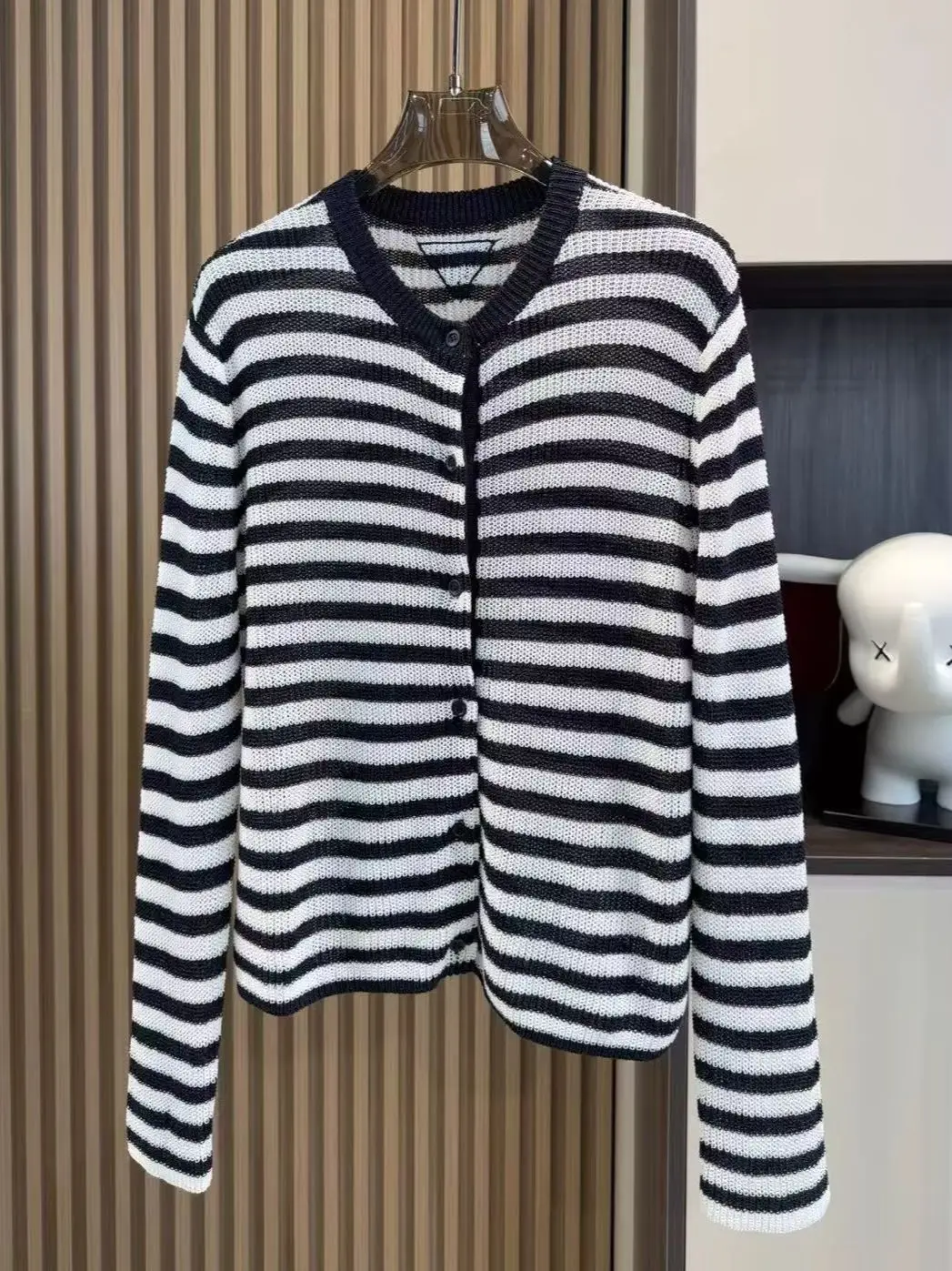 Casual and versatile striped round neck short sleeve knited cardigan
Casual and versatile striped round neck short sleeve knited cardigan