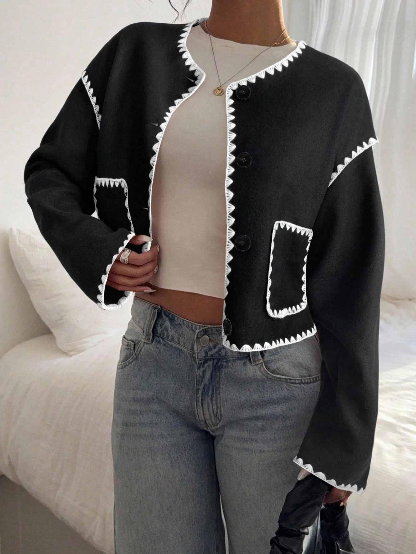 Women's Embroidered Jacket Round Neck Casual Street Style Coat with Contrast Stitching for Work Wear
Women's Embroidered Jacket Round Neck Casual Street Style Coat with Contrast Stitching for Work Wear