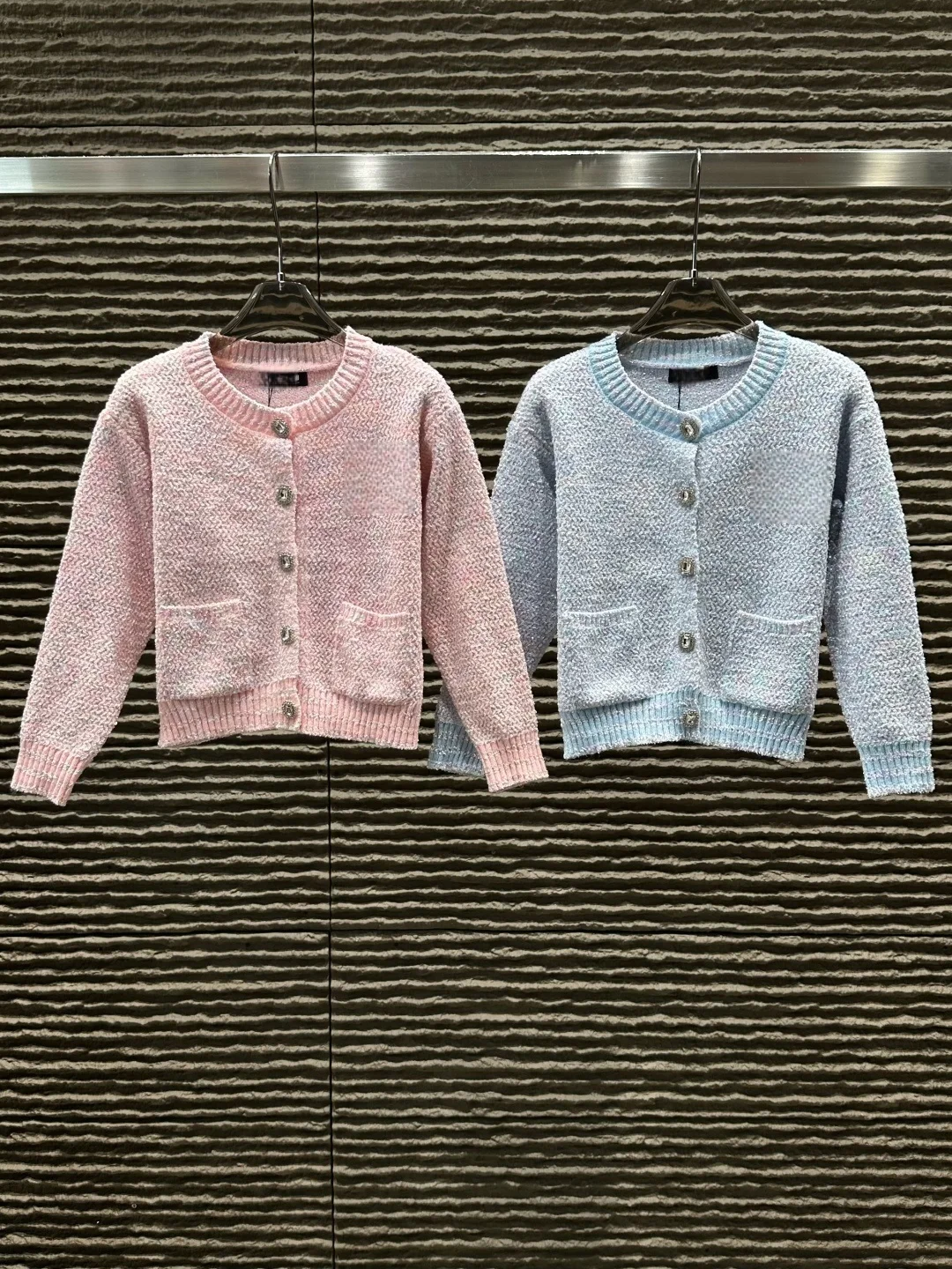 Женский голубой вязаный свитер — мягкая текстура и тонкий цвет, незаменимый для осенне-зимней одежды
Женский голубой вязаный свитер — мягкая текстура и тонкий цвет, незаменимый для осенне-зимней одежды