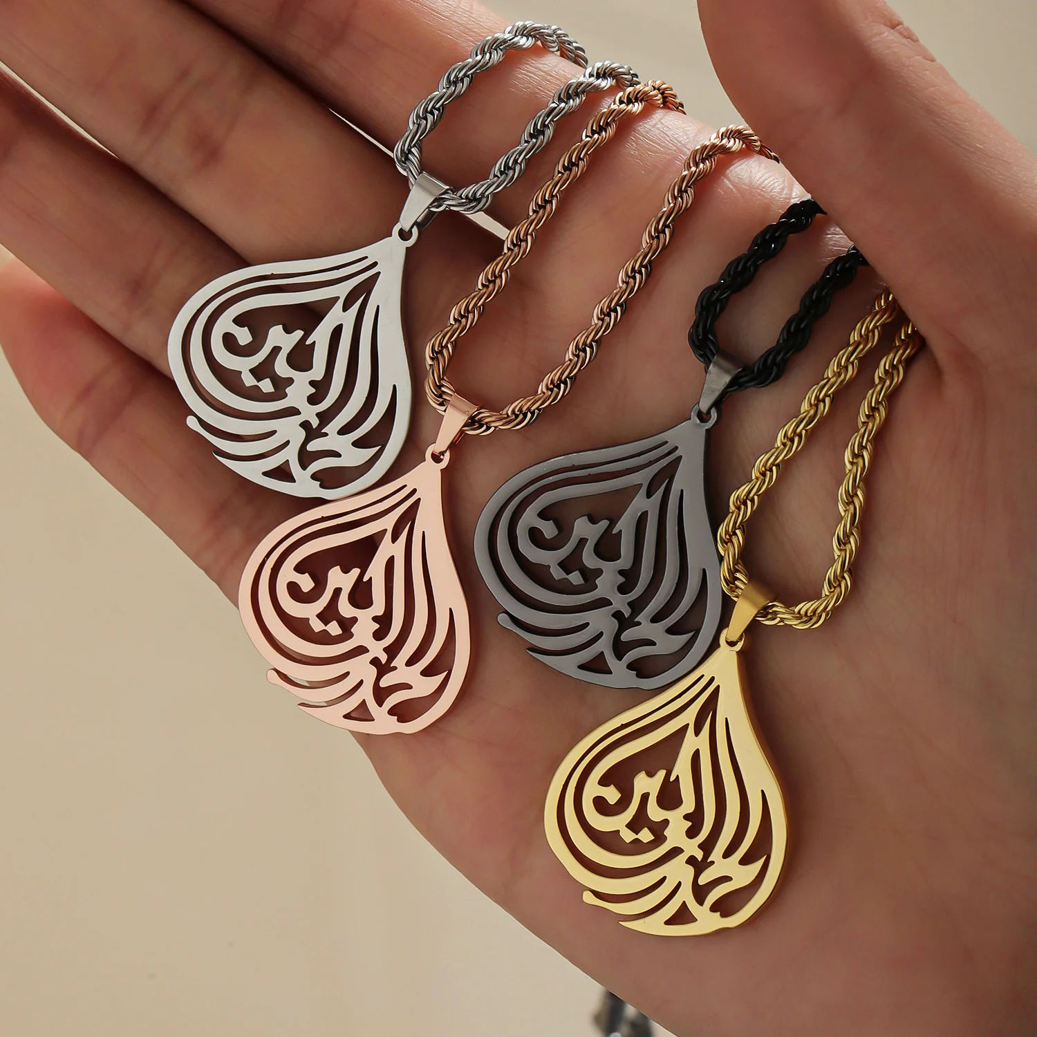 Personalized Arabic Islamic Style 18K Gold-plated Necklace Hollow Arabic Calligraphy Stainless Steel Jewelry for Women Exquisite
Personalized Arabic Islamic Style 18K Gold-plated Necklace Hollow Arabic Calligraphy Stainless Steel Jewelry for Women Exquisite