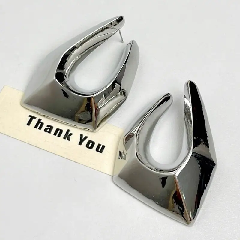 Luxury Sculpted Chrome Spike Earrings – Bold Geometric Statement Jewelry for Women
Luxury Sculpted Chrome Spike Earrings – Bold Geometric Statement Jewelry for Women