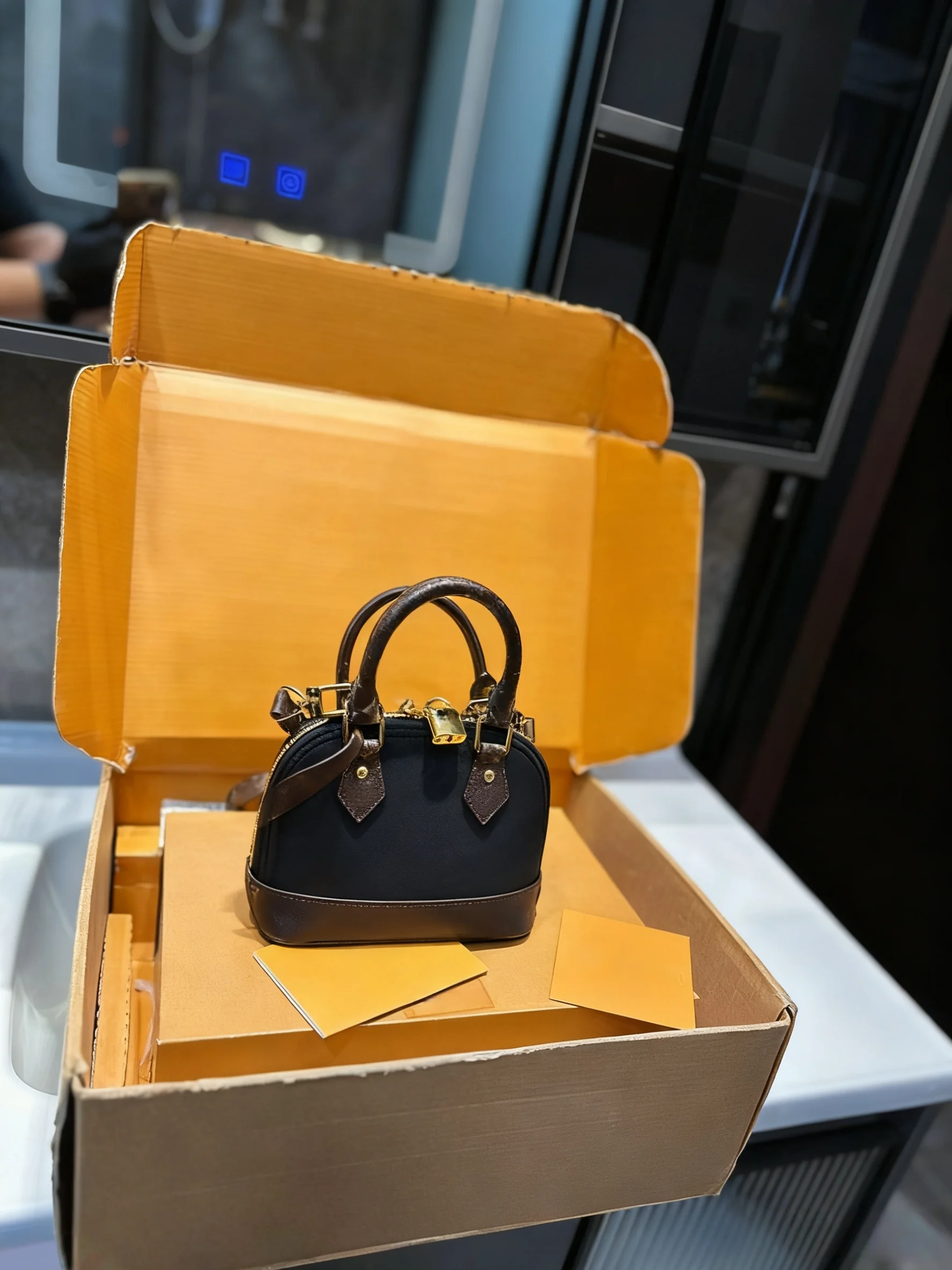 2025 Новый РАЗМЕР: 16X12 СМ Модные универсальные сумки из кожи вишни Портативные можно носить на плече без коробок
2025 Новый РАЗМЕР: 16X12 СМ Модные универсальные сумки из кожи вишни Портативные можно носить на плече без коробок