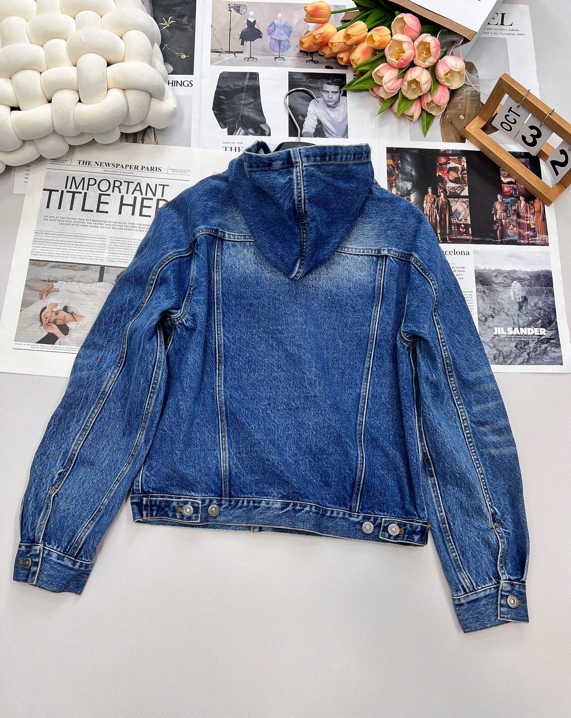 Новая женская повседневная джинсовая куртка с откидным карманом и капюшоном с вышивкой букв
Новая женская повседневная джинсовая куртка с откидным карманом и капюшоном с вышивкой букв