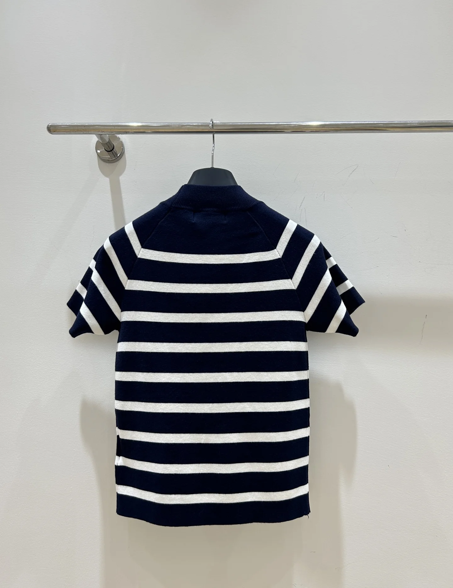 25 autumn and winter new women's clothing high-end quality versatile pullover knitted short sleeved striped temperament top
25 autumn and winter new women's clothing high-end quality versatile pullover knitted short sleeved striped temperament top