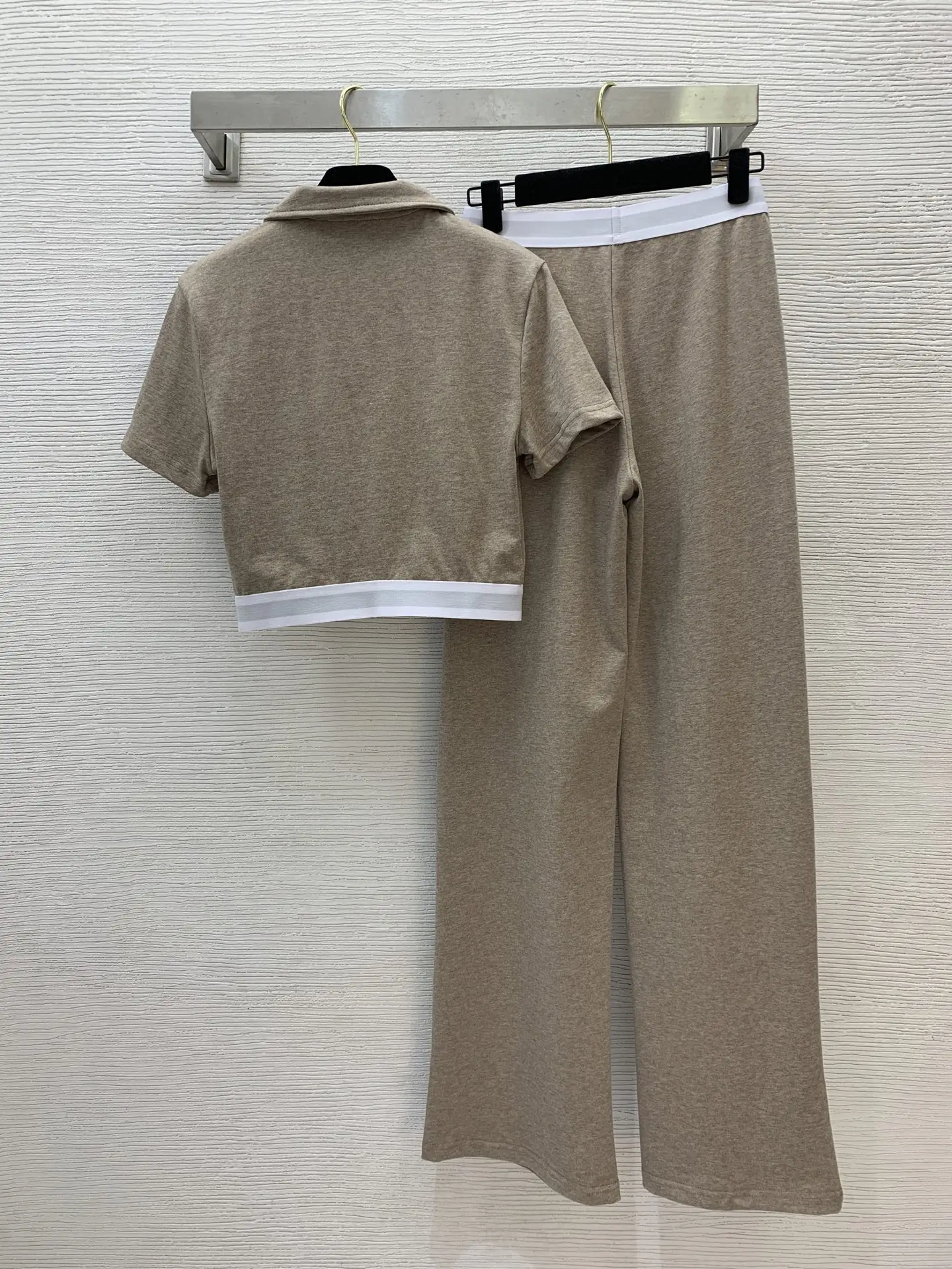 2025 Women high-elasticity shaping yoga wear made of Modal cotton embroidered breathable and sweat-absorbing women's sportswear
2025 Women high-elasticity shaping yoga wear made of Modal cotton embroidered breathable and sweat-absorbing women's sportswear