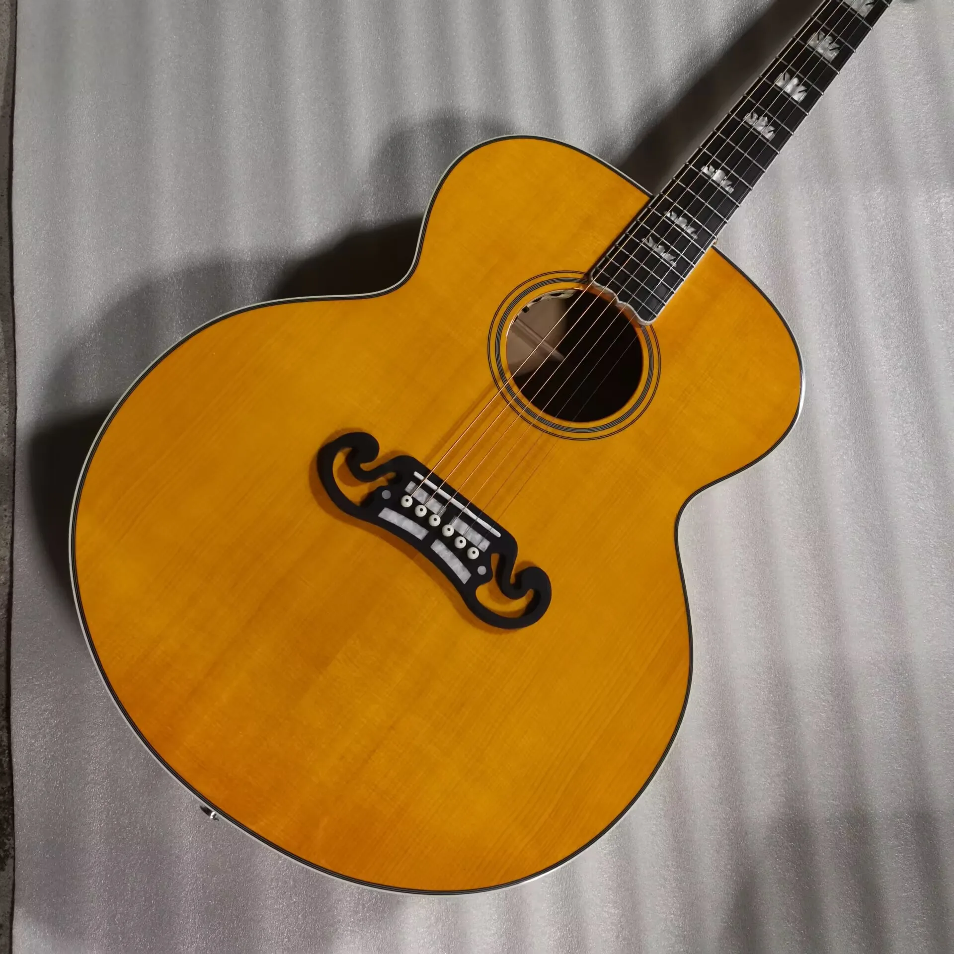 Jumbo acoustic electric guitar blonde color The Everly Brothers guitar flame maple 43 inches J200 styl
Jumbo acoustic electric guitar blonde color The Everly Brothers guitar flame maple 43 inches J200 styl