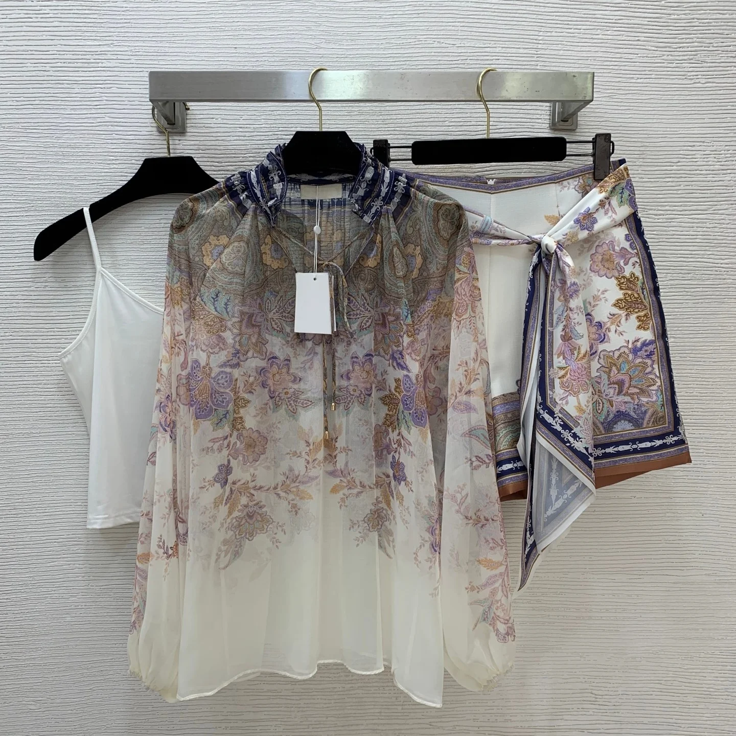 2026 Women 3 Piece Floral Set Sheer Lightweight Blouse + Cami + High Waist Shorts Beach Holiday Outfit
2026 Women 3 Piece Floral Set Sheer Lightweight Blouse + Cami + High Waist Shorts Beach Holiday Outfit
