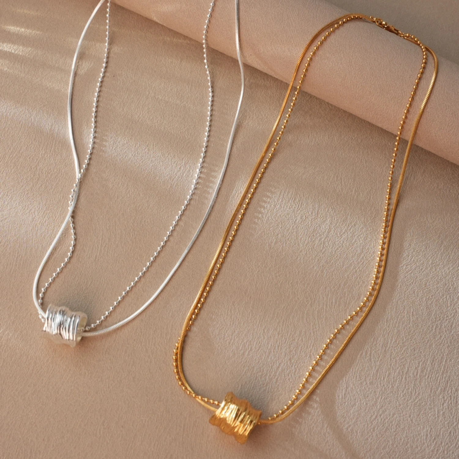 1pc Luxury 24K Gold Plated Double Layer Chain Necklace with Textured Barrel Pendant Statement Necklace Jewelry Gifts for Women
1pc Luxury 24K Gold Plated Double Layer Chain Necklace with Textured Barrel Pendant Statement Necklace Jewelry Gifts for Women