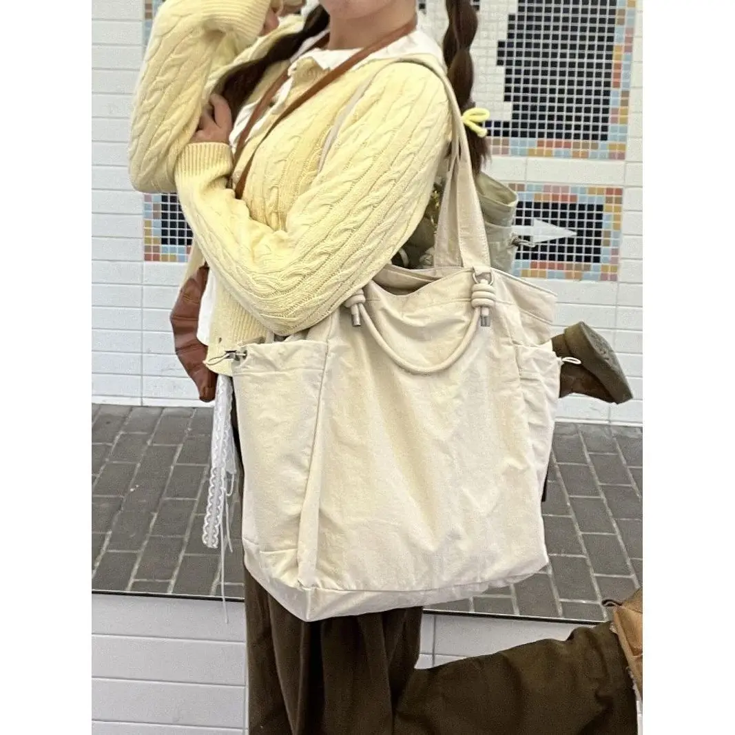 Холщовая большая сумка в литературном стиле для женщин, новинка 2023 года, простая сумка на плечо большой вместимости, повседневная пригородная сумка бежевого/черного цвета
Холщовая большая сумка в литературном стиле для женщин, новинка 2023 года, простая сумка на плечо большой вместимости, повседневная пригородная сумка бежевого/черного цвета