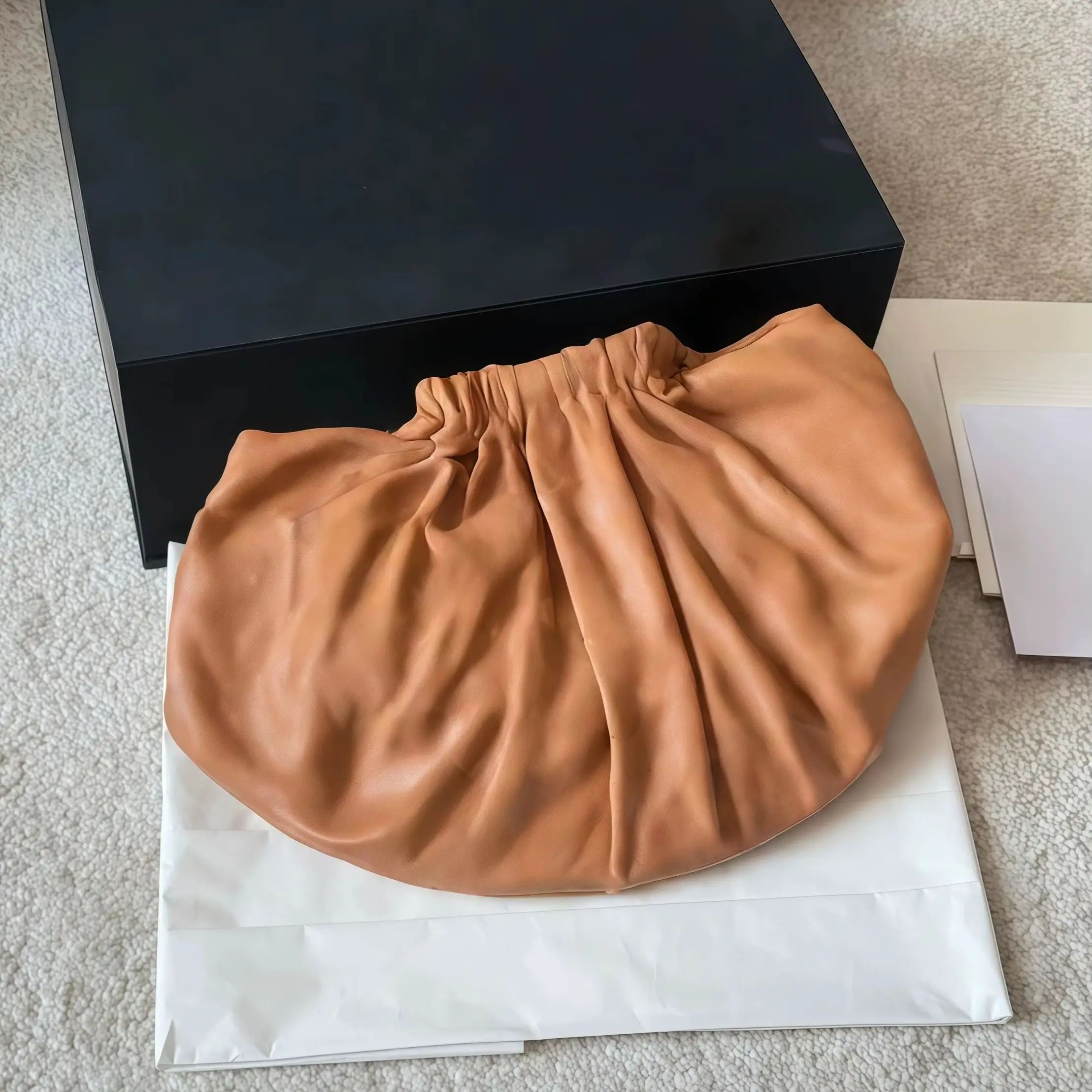 2026 Новая женская сумка/сумка через плечо из овечьей кожи, мягкая текстура, доступна в семь цветов, коричневая, 33 x 20 см
2026 Новая женская сумка/сумка через плечо из овечьей кожи, мягкая текстура, доступна в семь цветов, коричневая, 33 x 20 см