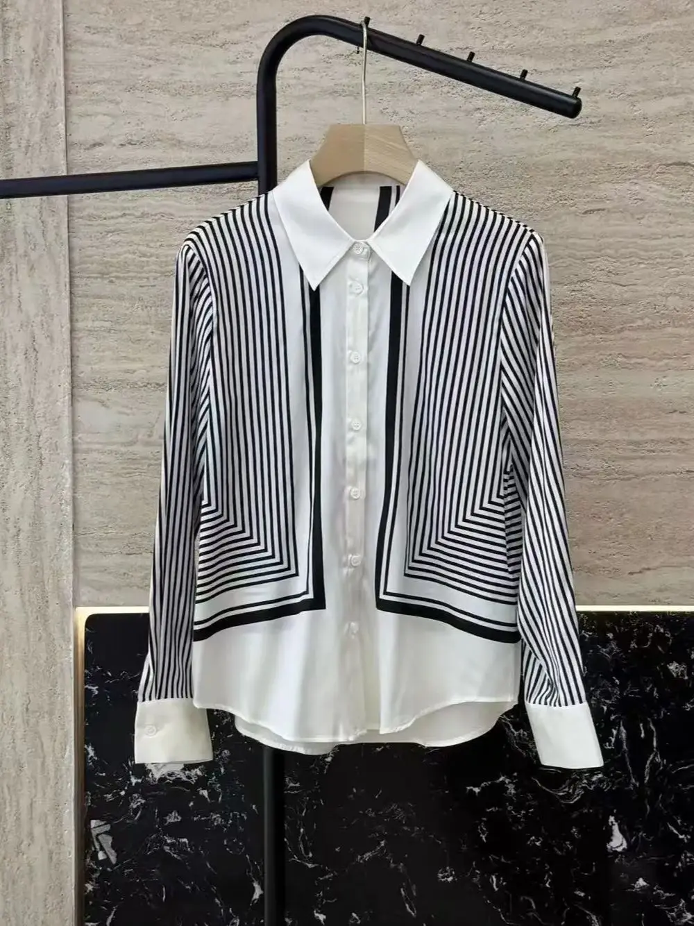 Весенне-летняя женская рубашка с длинными рукавами из 100% шелка с полосатым принтом
Весенне-летняя женская рубашка с длинными рукавами из 100% шелка с полосатым принтом