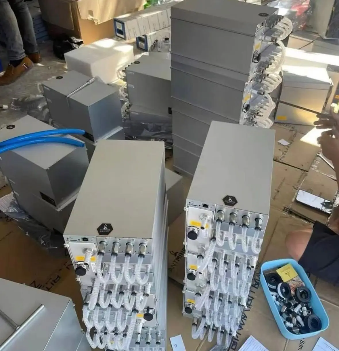 Warehouse Shipping BTC/BCH/BSV SHA-256 319T 16J/T Bitcoin Miner Silent Mining Antminer S21 Hydro 395t
Warehouse Shipping BTC/BCH/BSV SHA-256 319T 16J/T Bitcoin Miner Silent Mining Antminer S21 Hydro 395t
