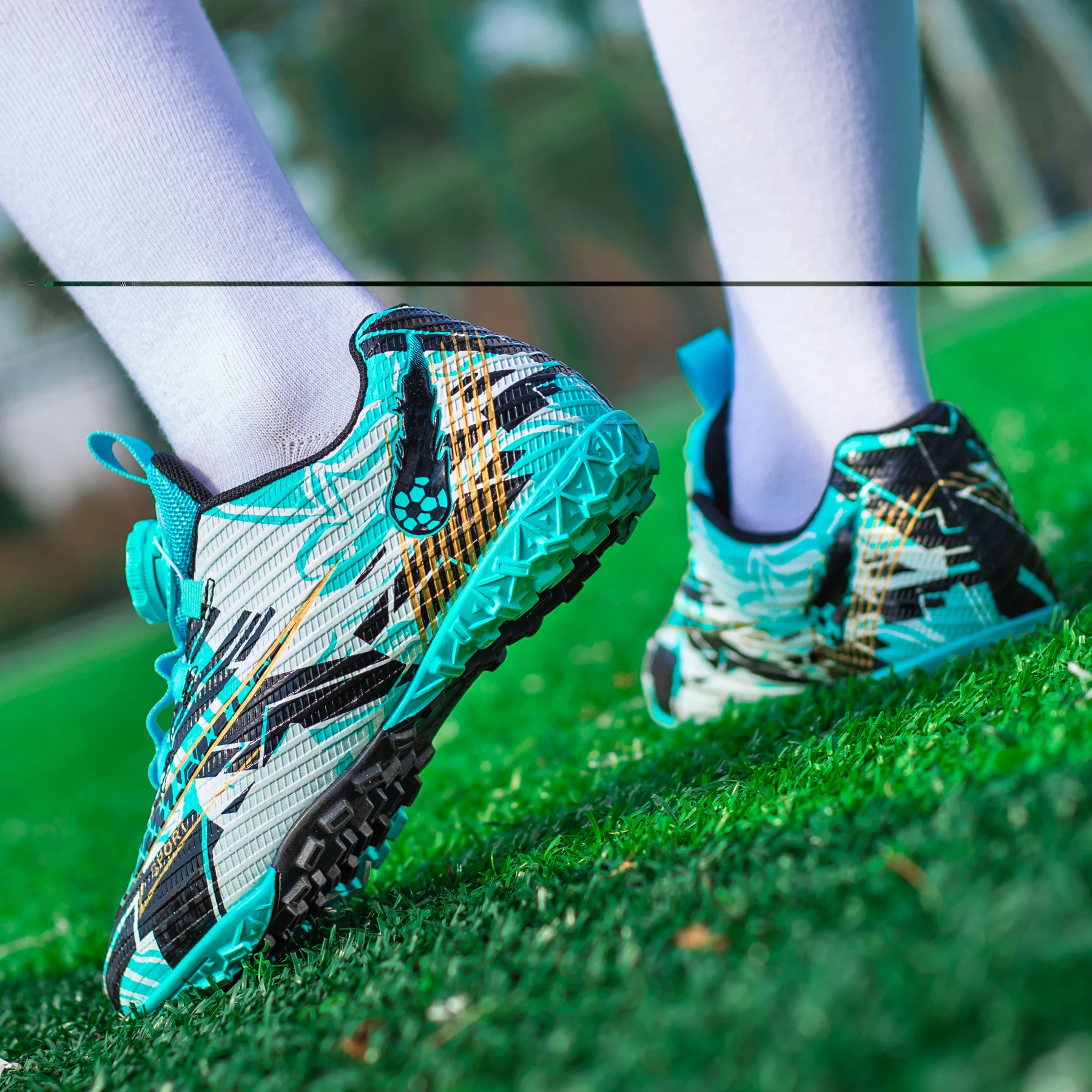 Low Top Fashion Graffiti TF Turf Soccer Shoes Quick Rotating Knob Cleats for Grass Training and Matches
Low Top Fashion Graffiti TF Turf Soccer Shoes Quick Rotating Knob Cleats for Grass Training and Matches