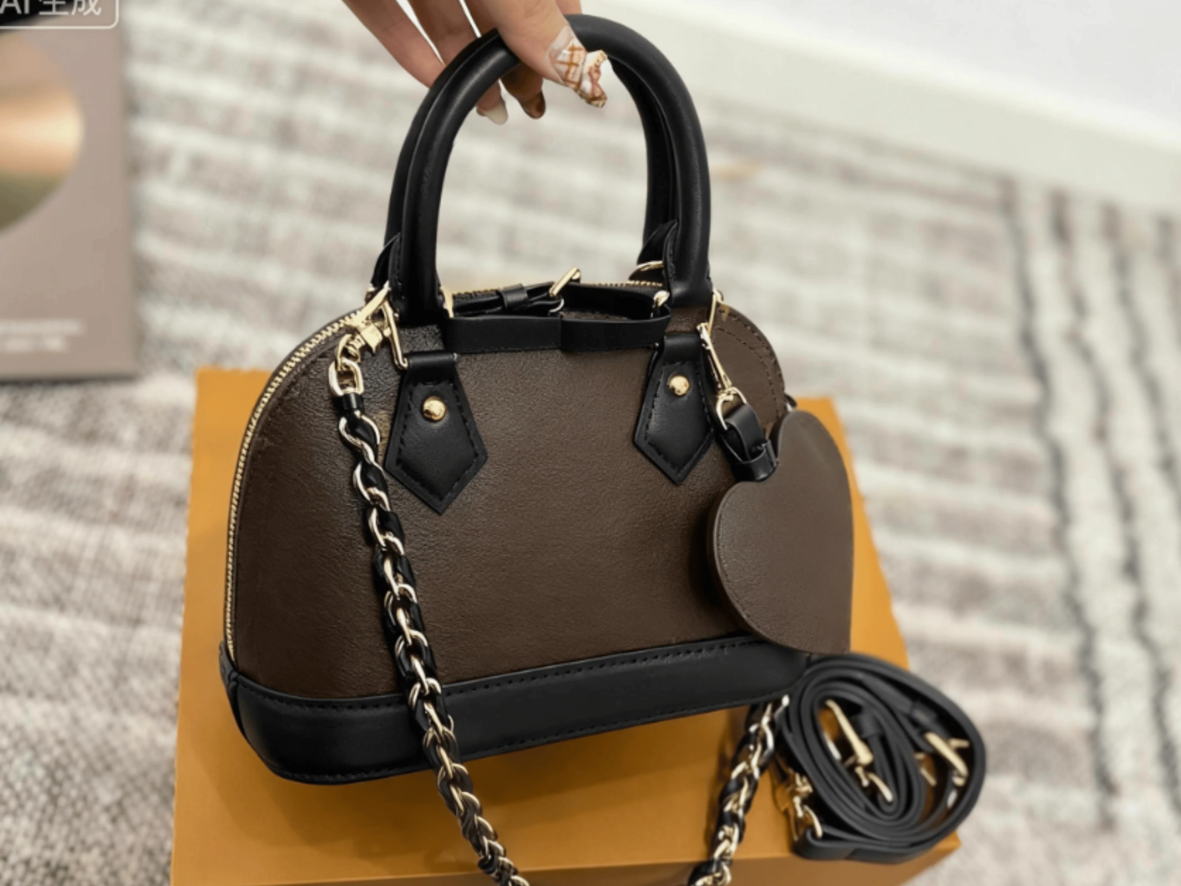2025 Ladies Shell Bag Retro Color Collision Chain Lovely Christmas Gift All Kinds Of Casual Small Exquisite Fashion Women Bag 2
2025 Ladies Shell Bag Retro Color Collision Chain Lovely Christmas Gift All Kinds Of Casual Small Exquisite Fashion Women Bag 2