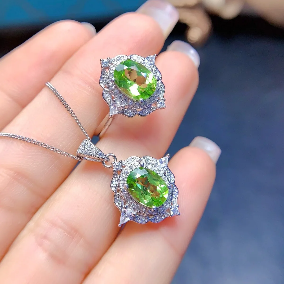 KJJEAXCMY Girls' Natural 6x6mm Olivine Necklace Pendant Ring Set 925 Pure Silver Plated 18K White Gold Christmas Gift Girlfrien
KJJEAXCMY Girls' Natural 6x6mm Olivine Necklace Pendant Ring Set 925 Pure Silver Plated 18K White Gold Christmas Gift Girlfrien
