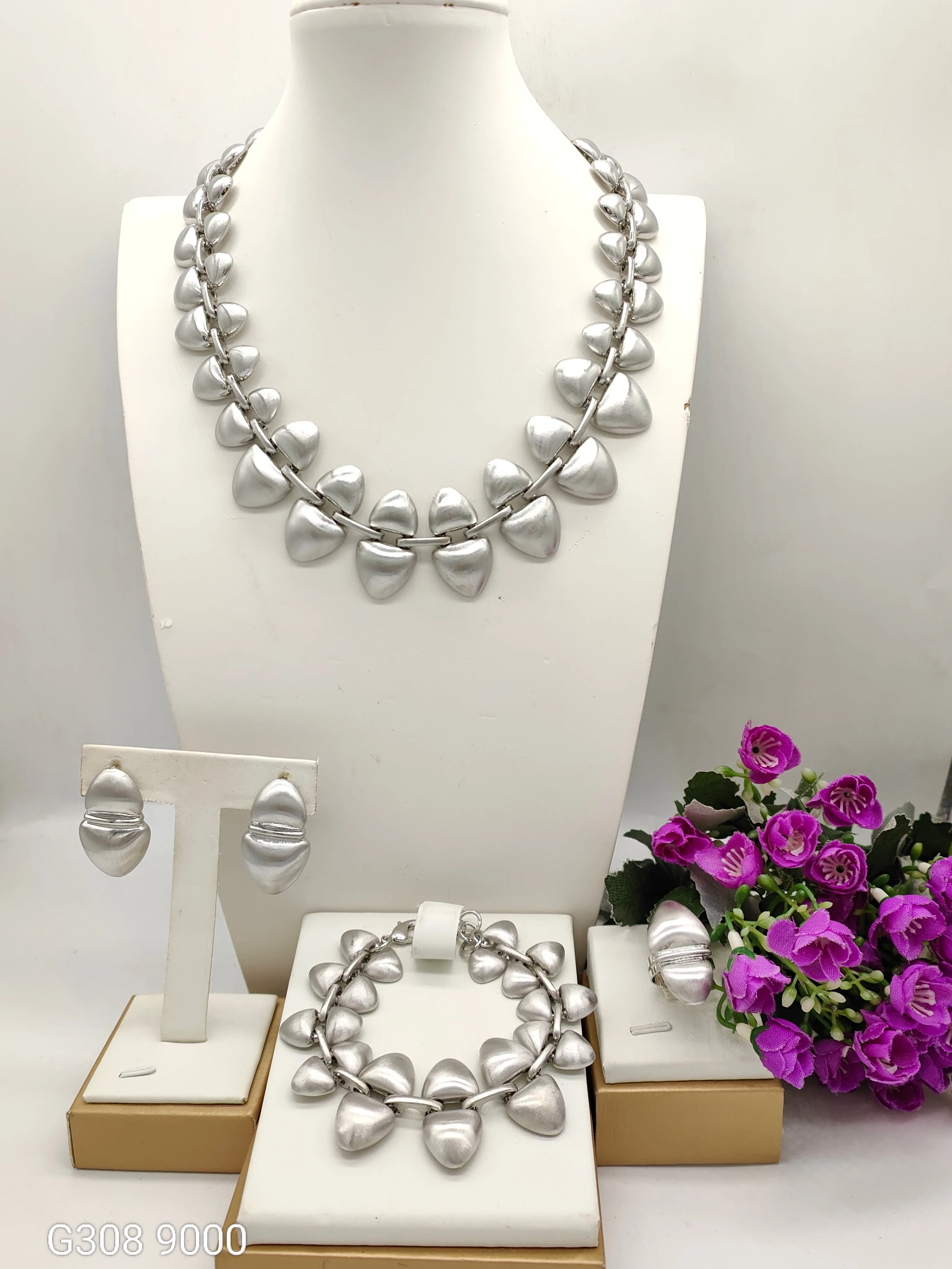 New Arrival African Fashion 4Pcs Jewelry Set Anti-Allergy Silver Gold Plated Modern Heart Bridal Necklace Earrings Bracelet
New Arrival African Fashion 4Pcs Jewelry Set Anti-Allergy Silver Gold Plated Modern Heart Bridal Necklace Earrings Bracelet