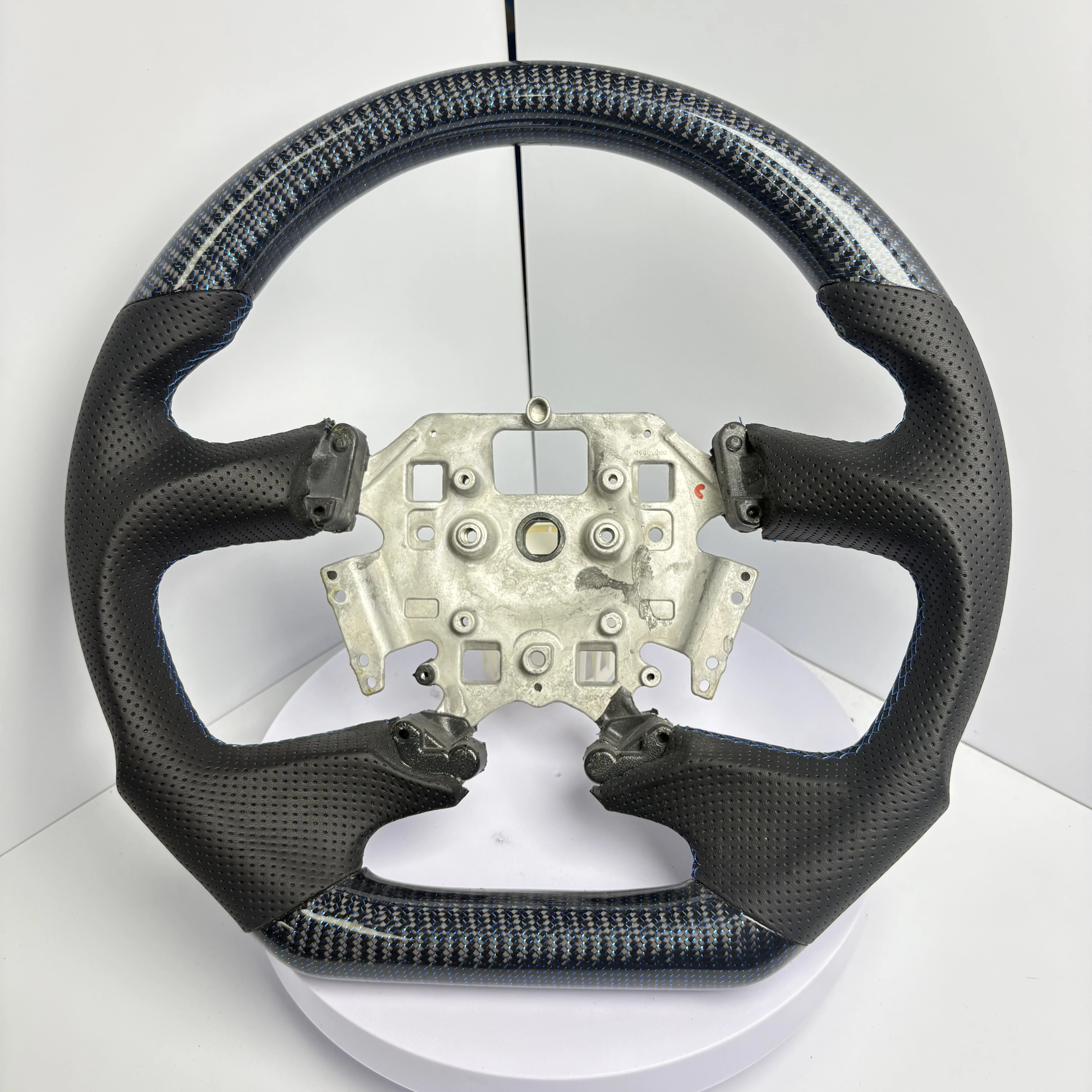 Blue silver carbon fiber black leather steering wheel for Ford/FPV FG Falcon
Blue silver carbon fiber black leather steering wheel for Ford/FPV FG Falcon