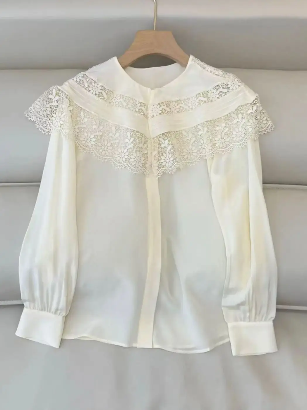 Весенне-летняя рубашка из 100% шелка с длинными рукавами и кружевной отделкой
Весенне-летняя рубашка из 100% шелка с длинными рукавами и кружевной отделкой