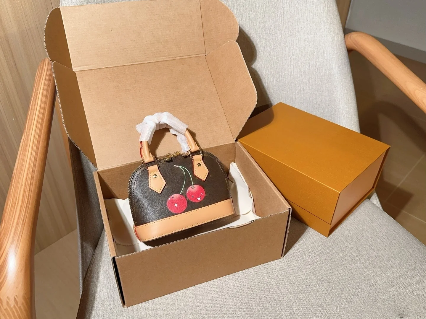 2025 Новые модные универсальные сумки из кожи вишни Портативные можно носить на плече без коробок 
2025 Новые модные универсальные сумки из кожи вишни Портативные можно носить на плече без коробок