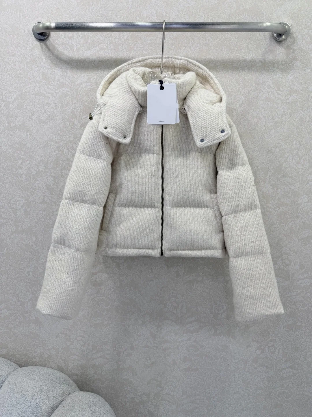 For the autumn and winter of 2025, women's warm down jackets, Christmas clothing, beige windproof loose style women's coat
For the autumn and winter of 2025, women's warm down jackets, Christmas clothing, beige windproof loose style women's coat