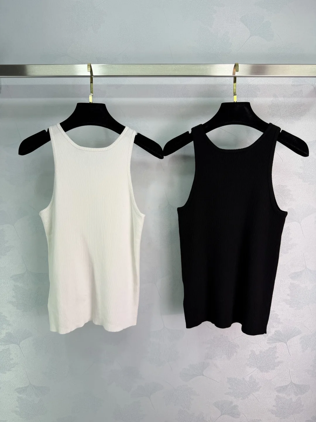 2026 Summer Women's Crew Neck Narrow Strap Rib Knit Tank Top Slim Fit Basic Sleeveless Top ZX185122
2026 Summer Women's Crew Neck Narrow Strap Rib Knit Tank Top Slim Fit Basic Sleeveless Top ZX185122