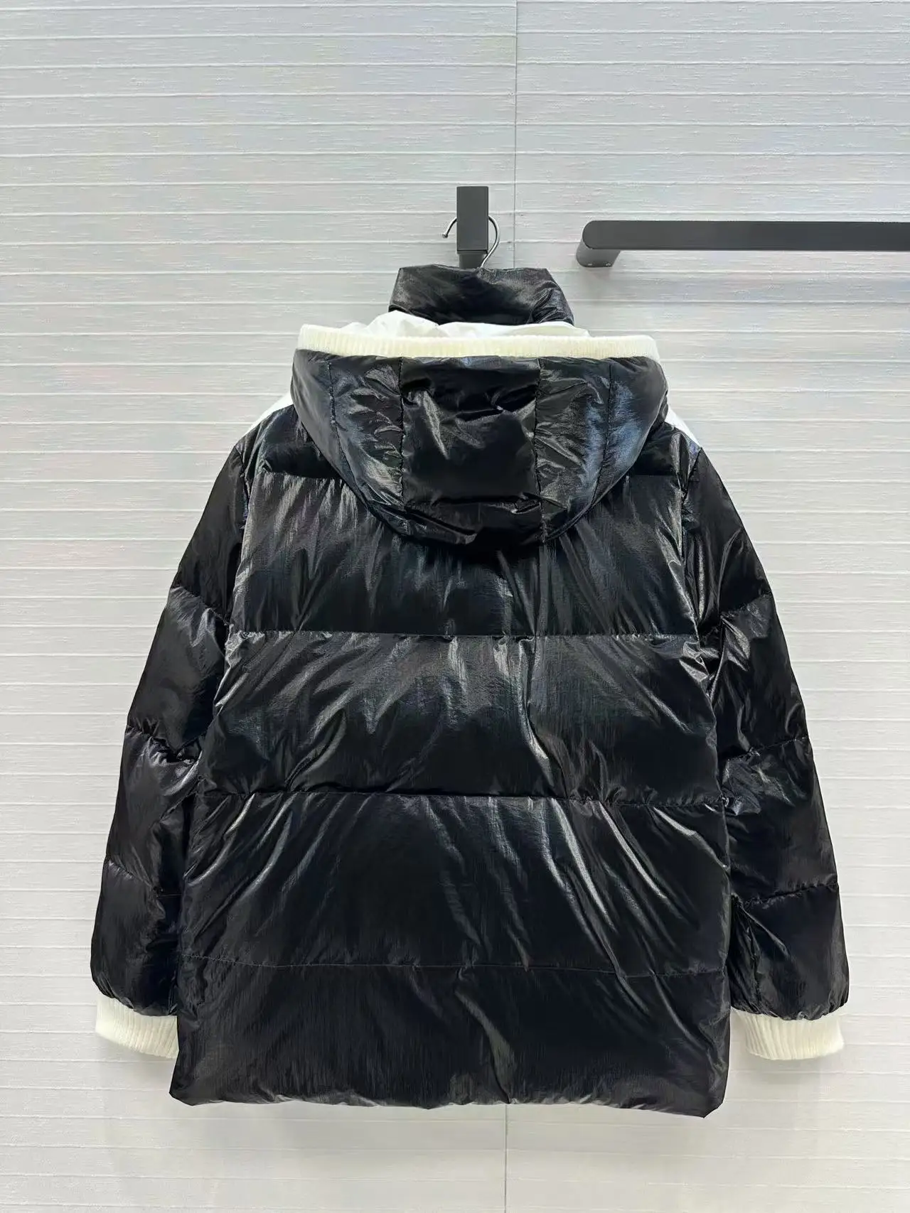 2026 Новый зимний лыжный стиль со съемным капюшоном, женский пуховик, повседневное теплое белое пальто на гусином пуху, дизайнерская одежда YF31
2026 Новый зимний лыжный стиль со съемным капюшоном, женский пуховик, повседневное теплое белое пальто на гусином пуху, дизайнерская одежда YF31