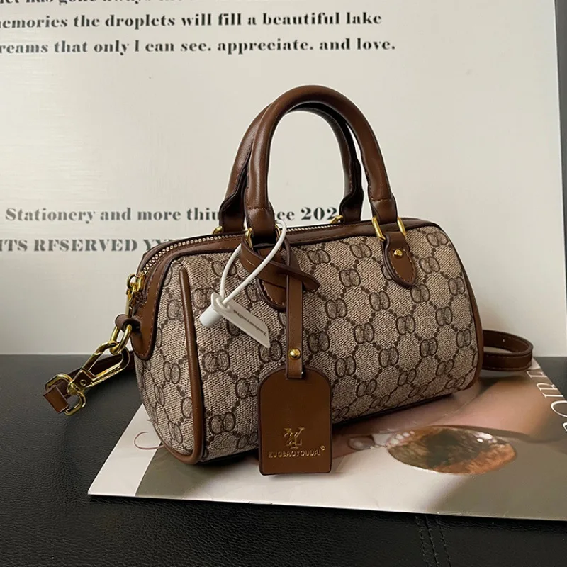 Высококачественная сумка, дизайн YZ, с логотипом, легкая роскошная сумка Boston в винтажном стиле, модное и универсальное плечо и крестины.
Высококачественная сумка, дизайн YZ, с логотипом, легкая роскошная сумка Boston в винтажном стиле, модное и универсальное плечо и крестины.