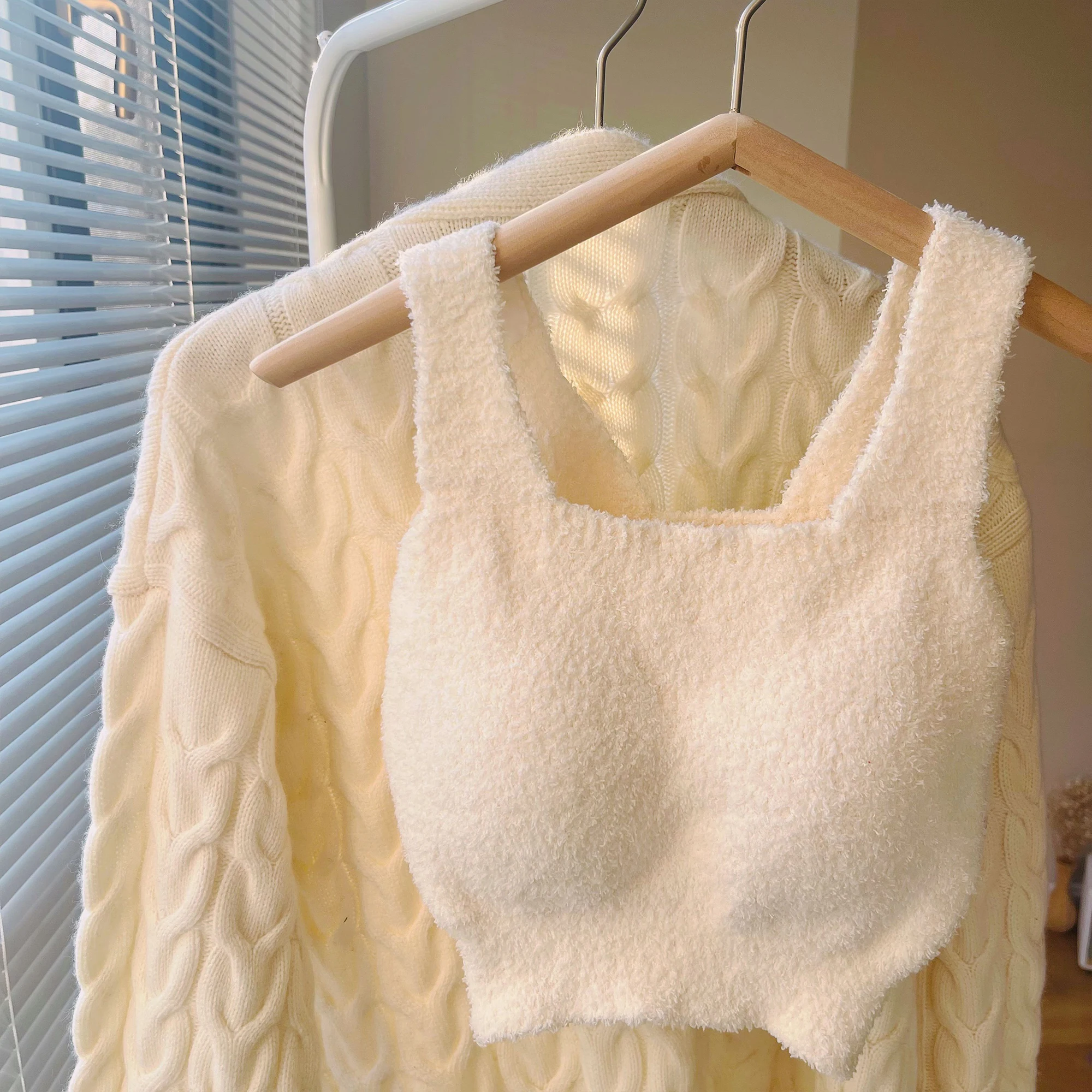 Autumn winter plush warm vest bra-free one-piece girls' solid color underwear with chest pads thickened with fleece bralette
Autumn winter plush warm vest bra-free one-piece girls' solid color underwear with chest pads thickened with fleece bralette