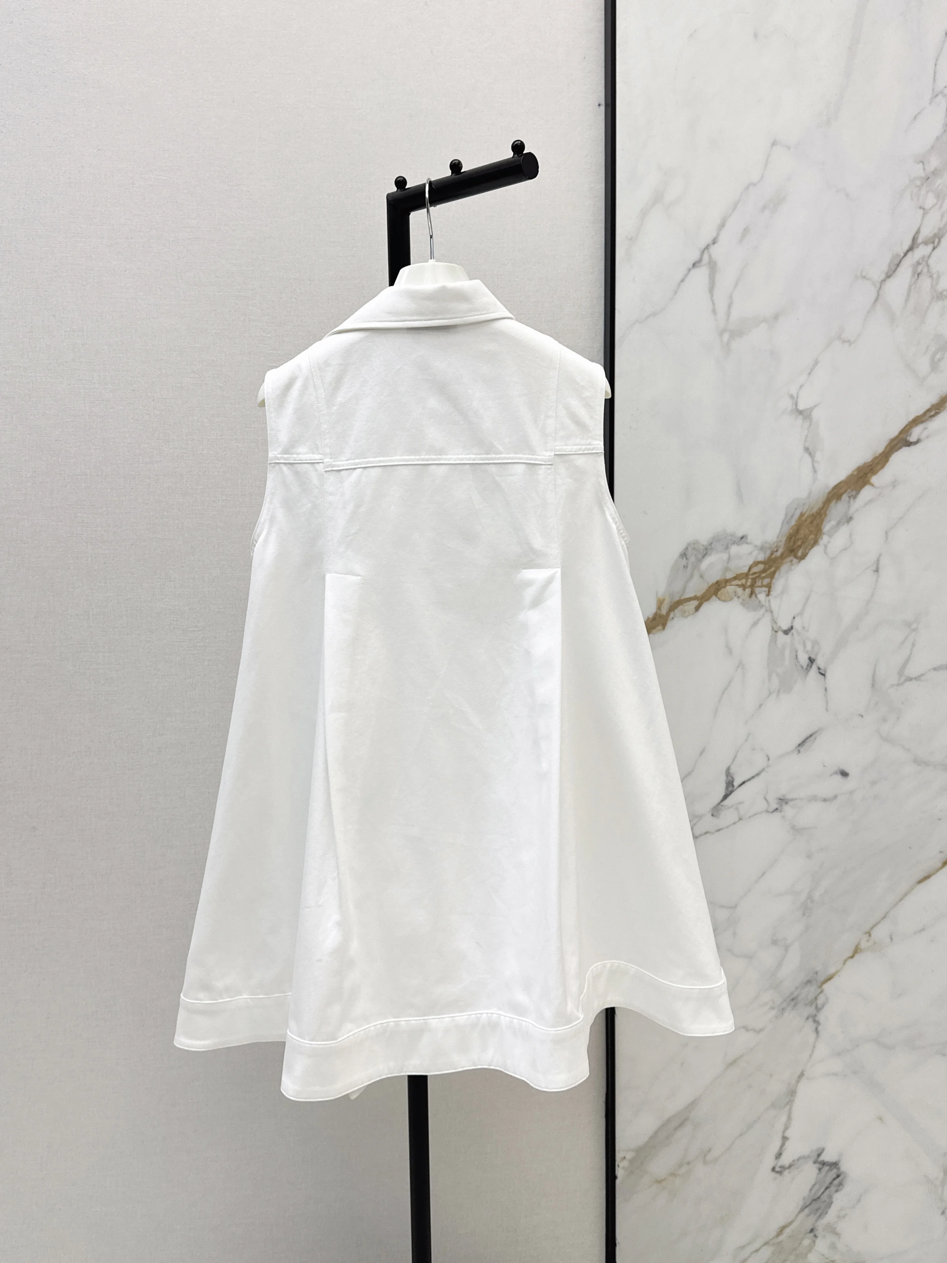 2026 Summer New Arrival Women's Temperament Age-Reducing Sleeveless Dress High-end Lapel Button Loose Fit Skirt
2026 Summer New Arrival Women's Temperament Age-Reducing Sleeveless Dress High-end Lapel Button Loose Fit Skirt