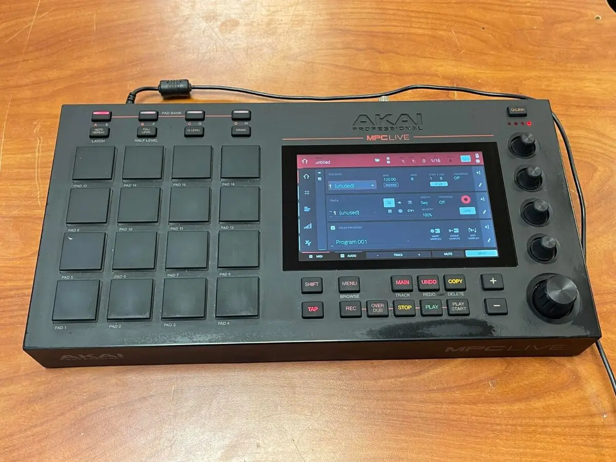 Лидер продаж, профессиональная барабанная машина AKAI MPC Live II с аккумулятором
Лидер продаж, профессиональная барабанная машина AKAI MPC Live II с аккумулятором