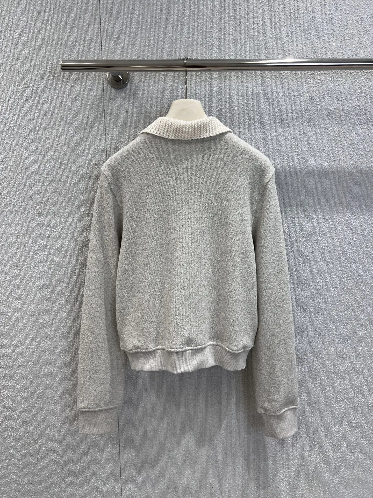 Women's Gray Knit Collar Sweatshirt - Delicate Details for Elevated Style, Essential for Fall & Winter
Women's Gray Knit Collar Sweatshirt - Delicate Details for Elevated Style, Essential for Fall & Winter
