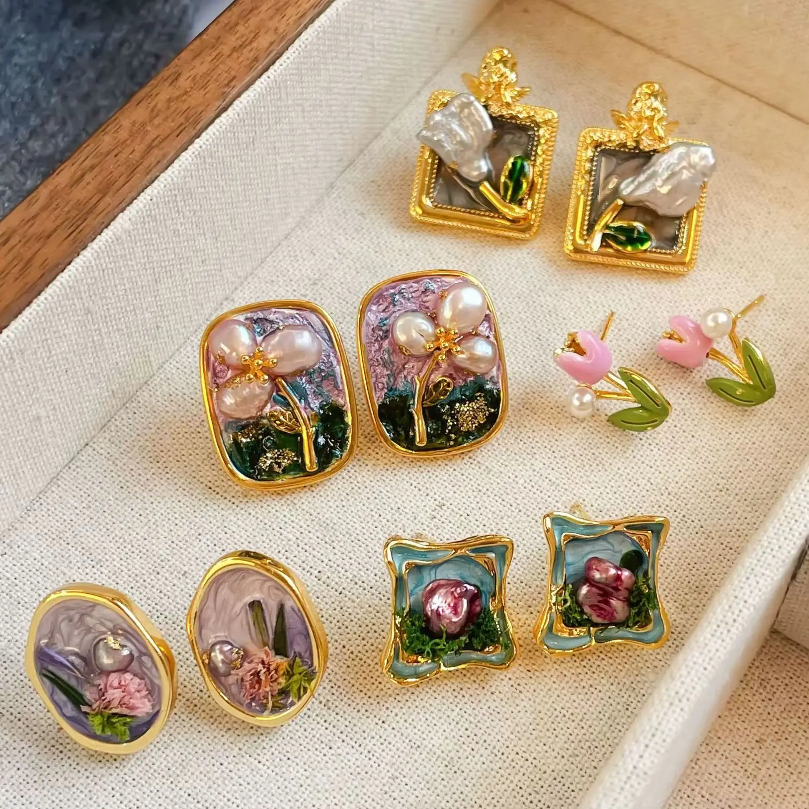 Ручная роспись, серьги-гвоздики с капельной глазурью, женские серьги-гвоздики с натуральным жемчугом, винтажные модные драгоценности, серебряные булавки S925, медное покрытие 18K
Ручная роспись, серьги-гвоздики с капельной глазурью, женские серьги-гвоздики с натуральным жемчугом, винтажные модные драгоценности, серебряные булавки S925, медное покрытие 18K