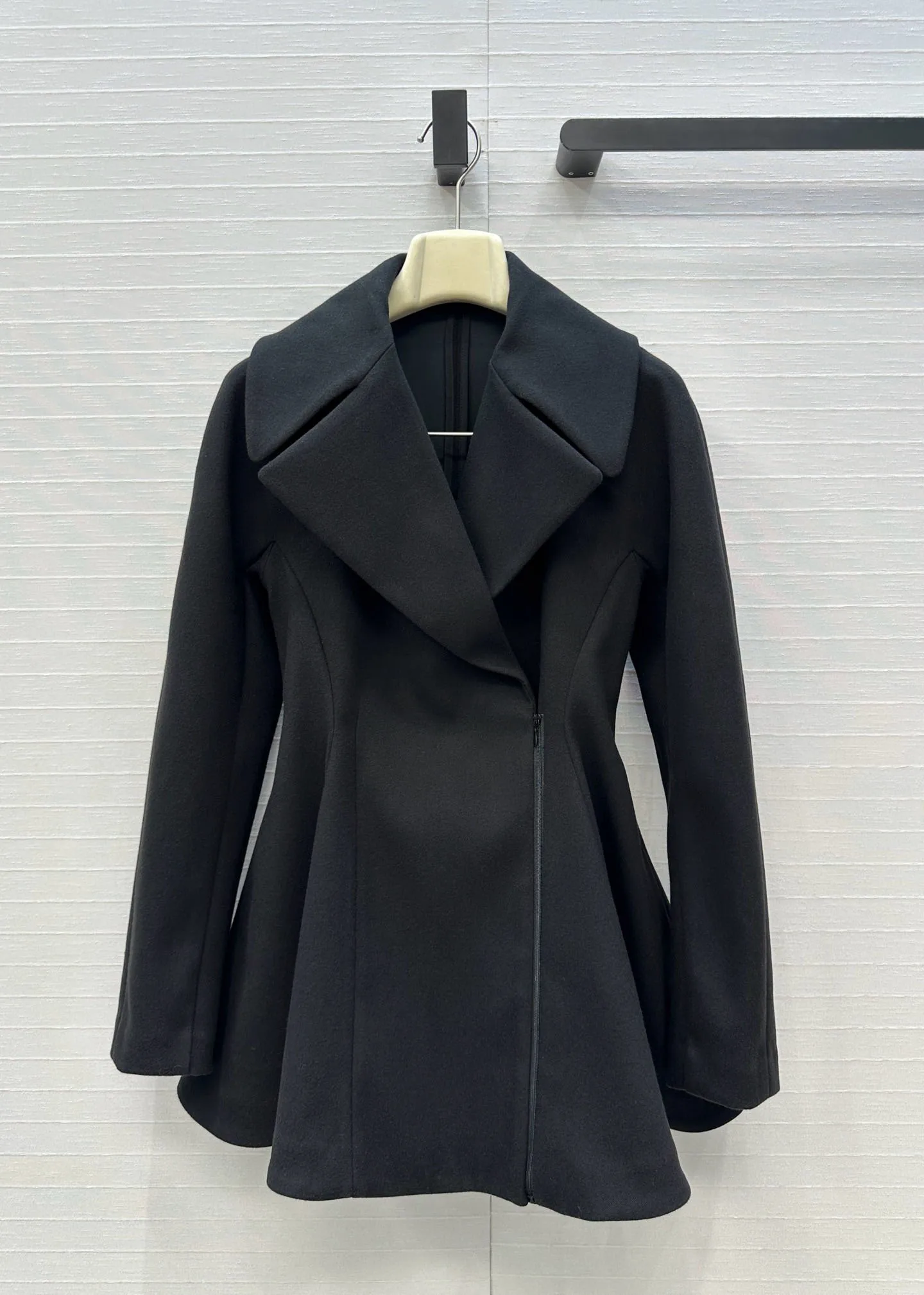 Autumn New Black Wool Waist Coat Skirt, Large Collar Zipper Design, Trumpet Bottom, High end Dress that Looks Thin
Autumn New Black Wool Waist Coat Skirt, Large Collar Zipper Design, Trumpet Bottom, High end Dress that Looks Thin