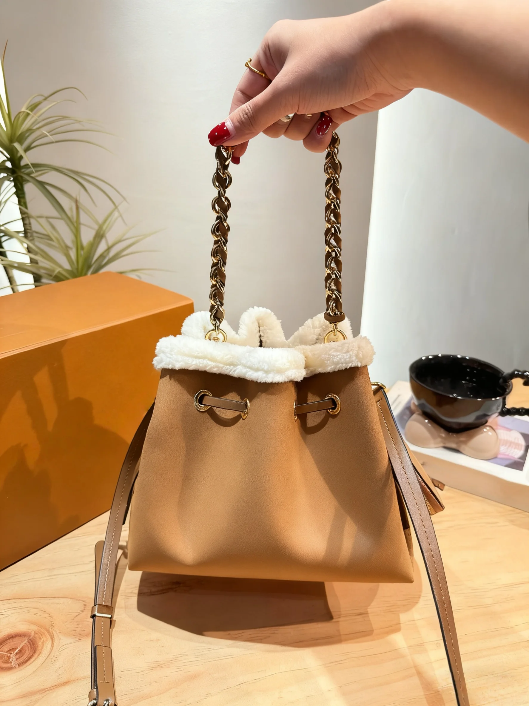 2025 New SIZE: 23x20 CM Fashionable Versatile bags leather Portable can be carried on the shoulder no boxes
2025 New SIZE: 23x20 CM Fashionable Versatile bags leather Portable can be carried on the shoulder no boxes