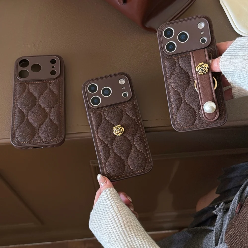 Retro leather three-dimensional camellia phone case, suitable for iPhone 15/14/16/17 Pro Max, new shockproof protective case
Retro leather three-dimensional camellia phone case, suitable for iPhone 15/14/16/17 Pro Max, new shockproof protective case
