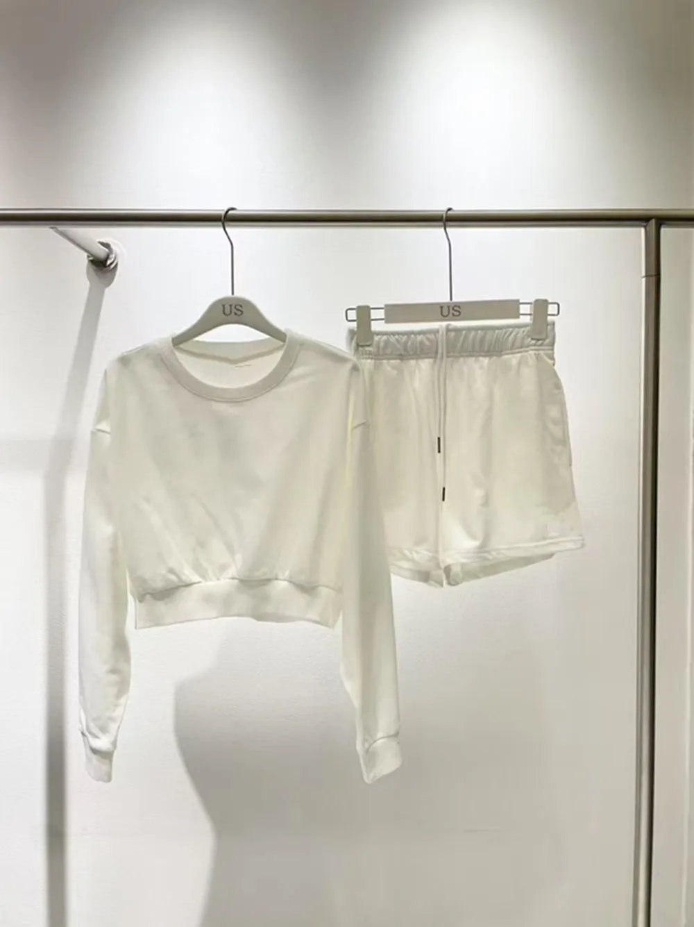 Women's round neck long sleeved pullover top+shorts two-piece solid color summer set
Women's round neck long sleeved pullover top+shorts two-piece solid color summer set